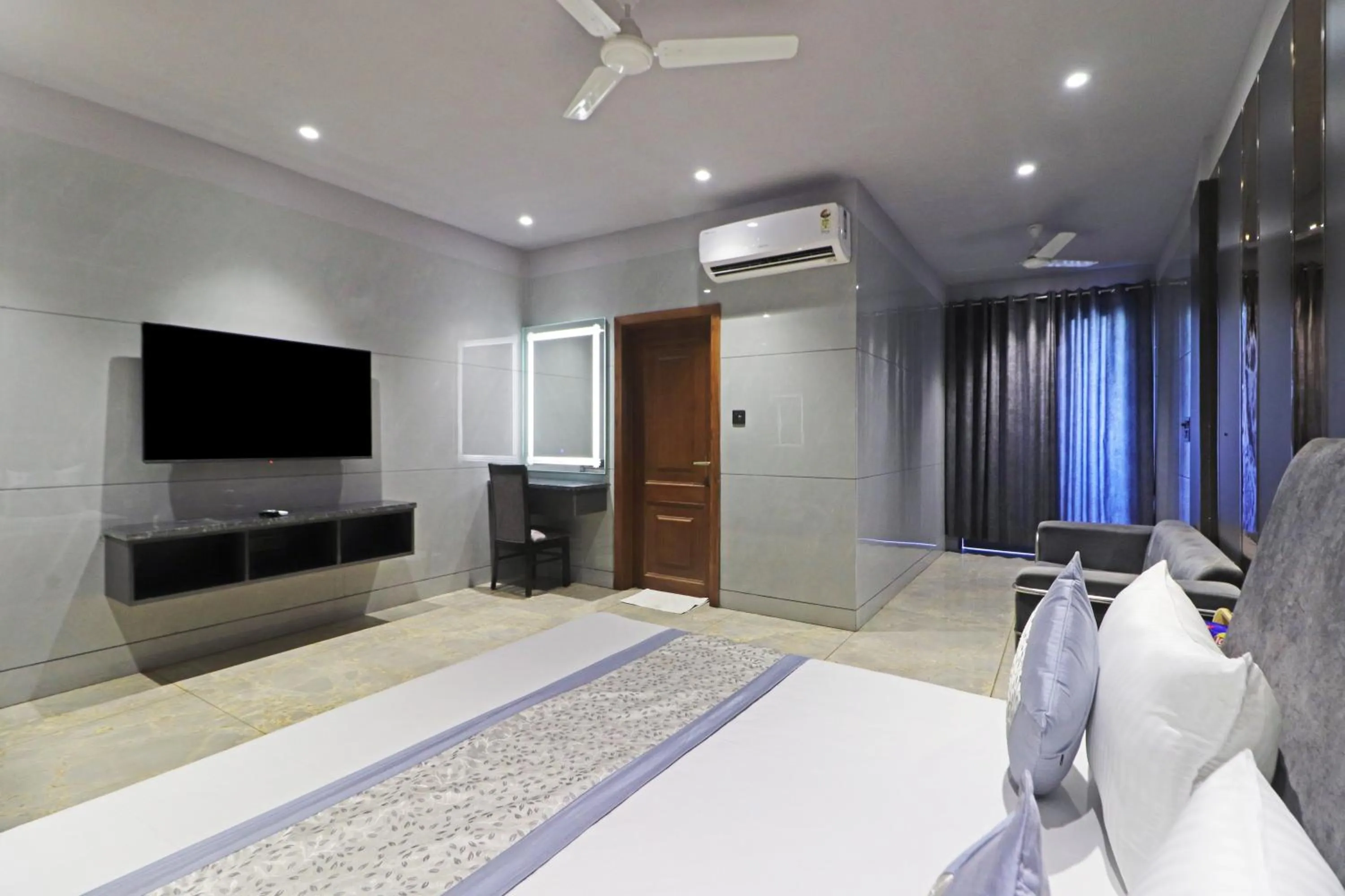 Bed in Hotel Preet Inn 05 Mints Walking Distance Nizamuddin Railway Station