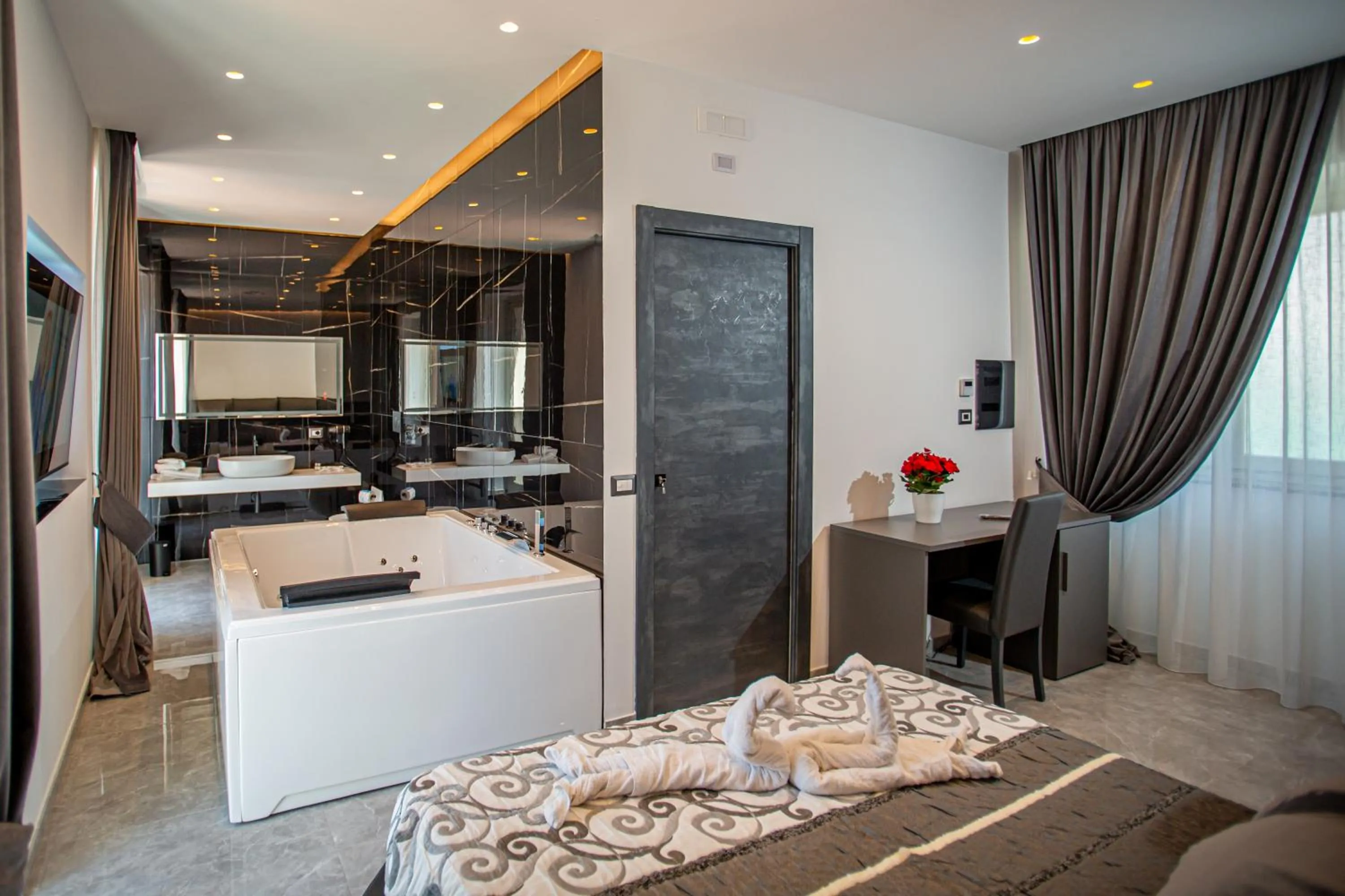 King Suite with Spa Bath in Forever Luxury Rooms