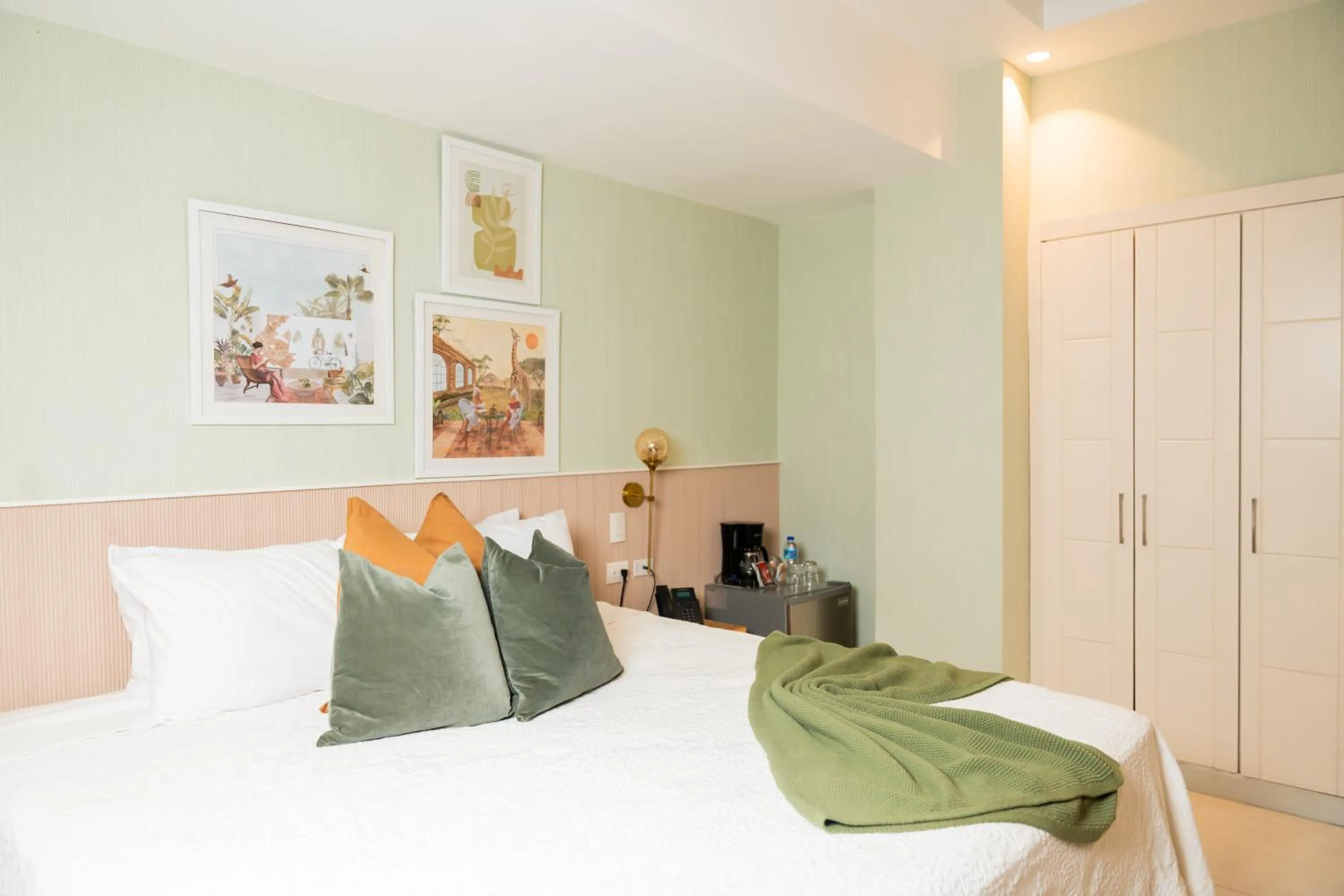 Bed in Hotel Stay Here Suites