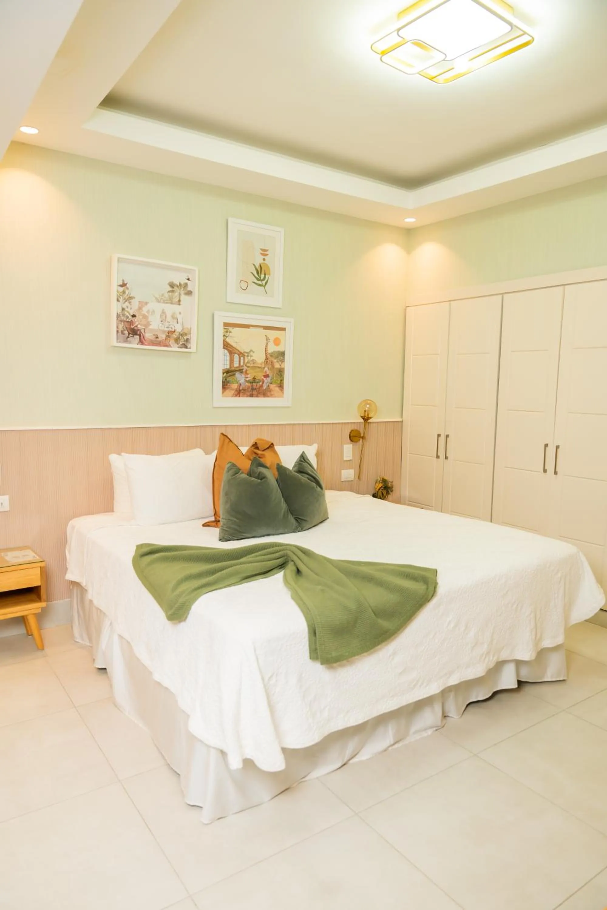 Bedroom, Bed in Hotel Stay Here Suites