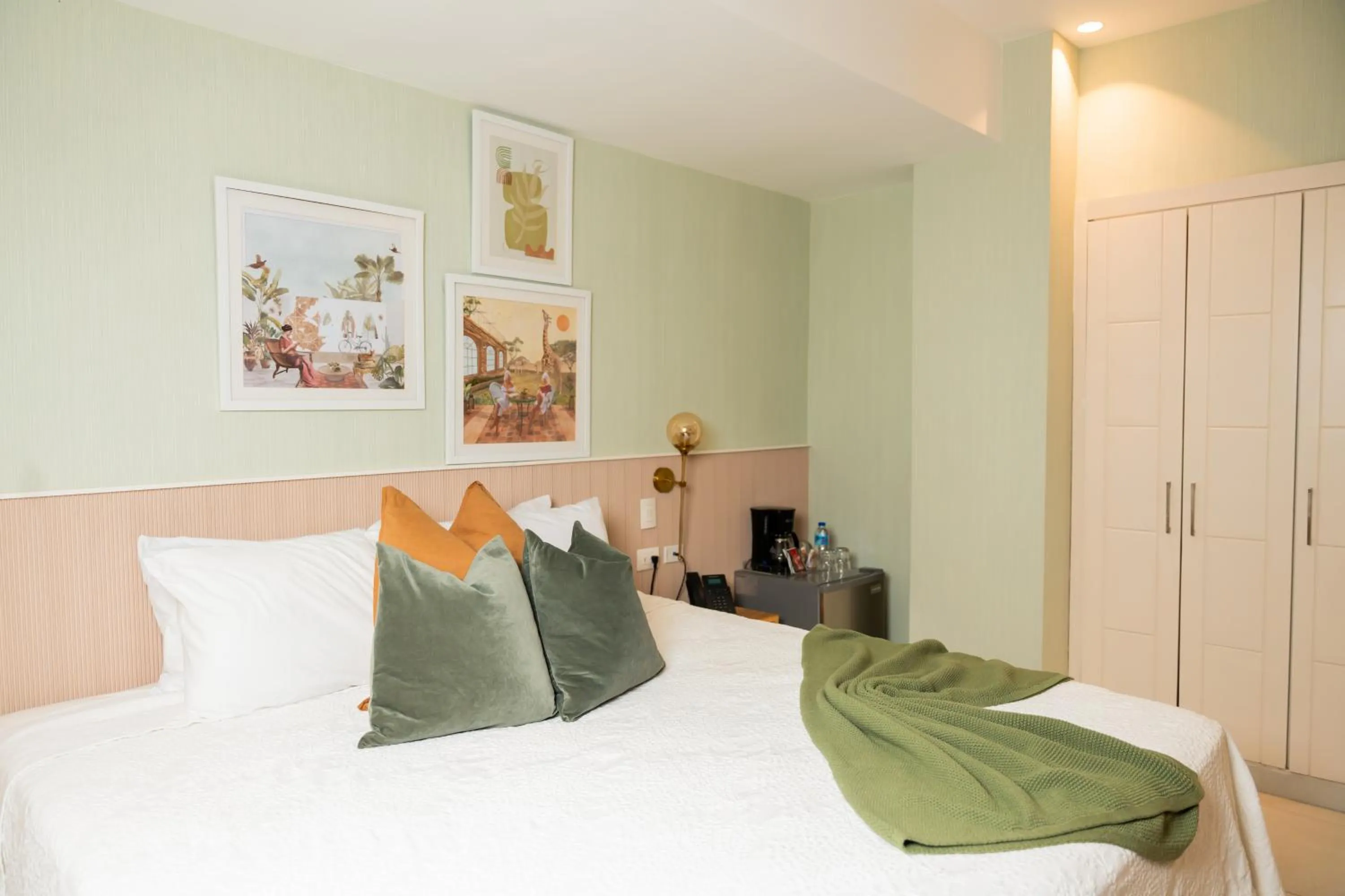 Bed in Hotel Stay Here Suites