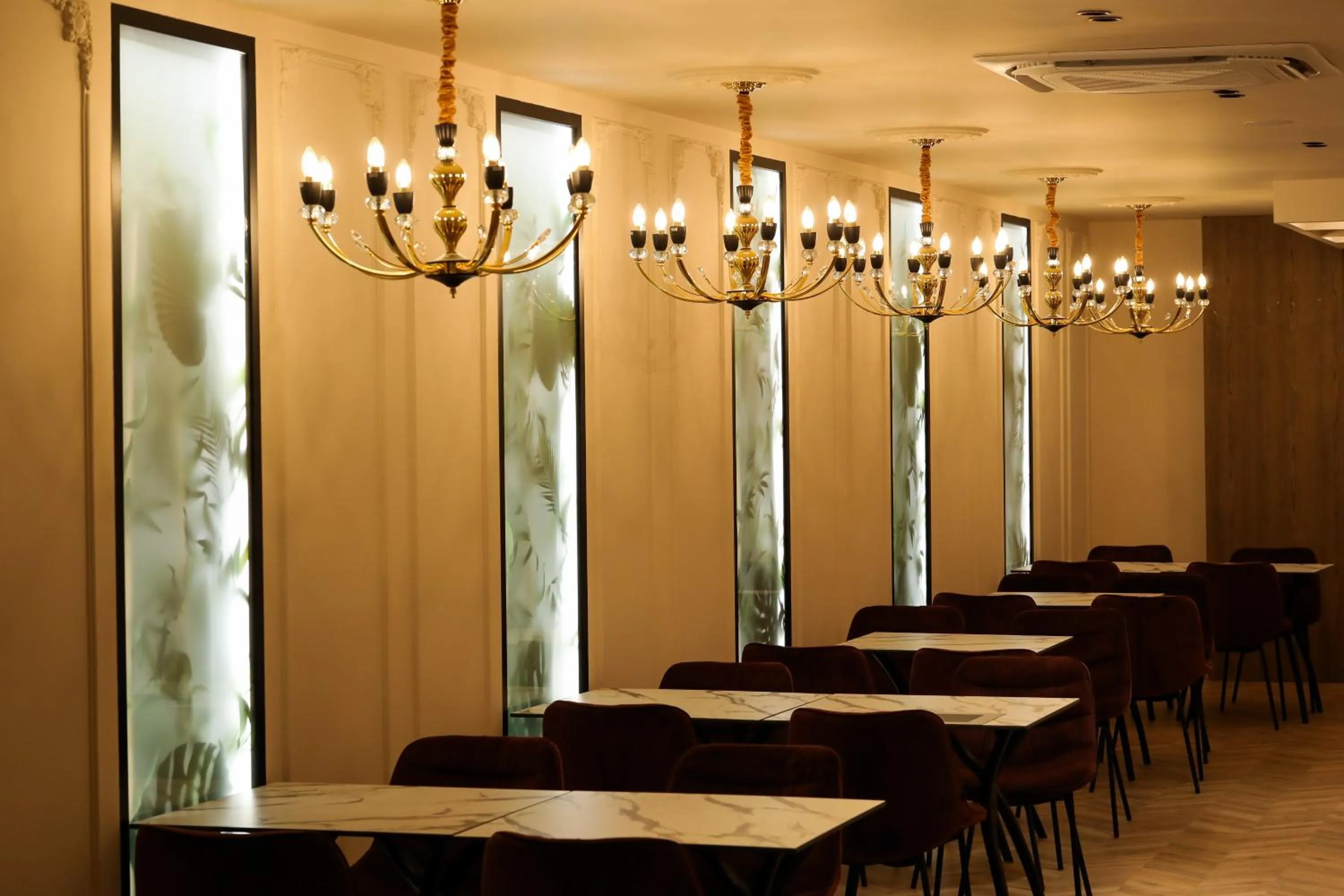 Restaurant/places to eat in Hotel Adore