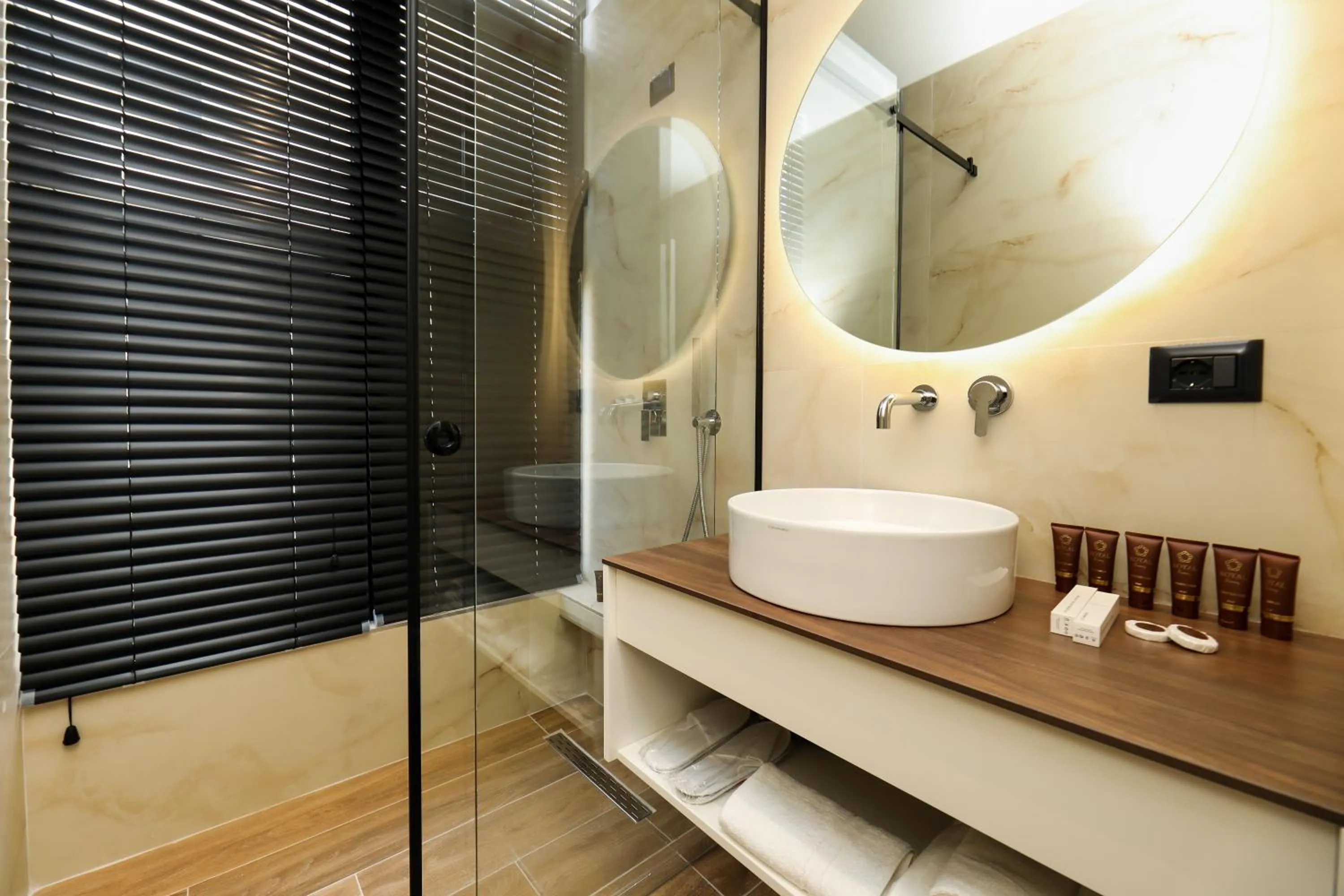 Shower in Hotel Adore