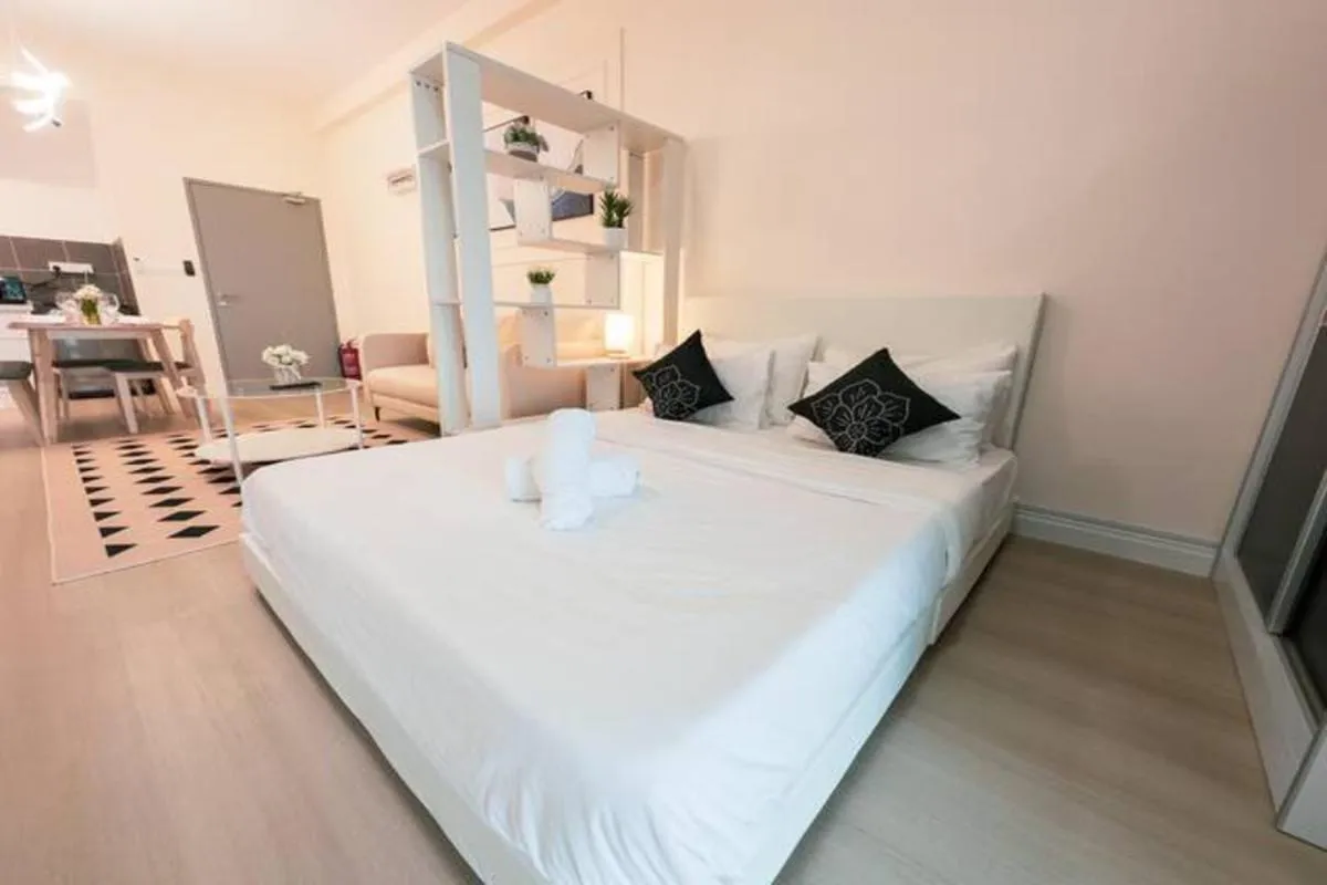 Bed in Netizen Cozy Suite By GUESTONIC