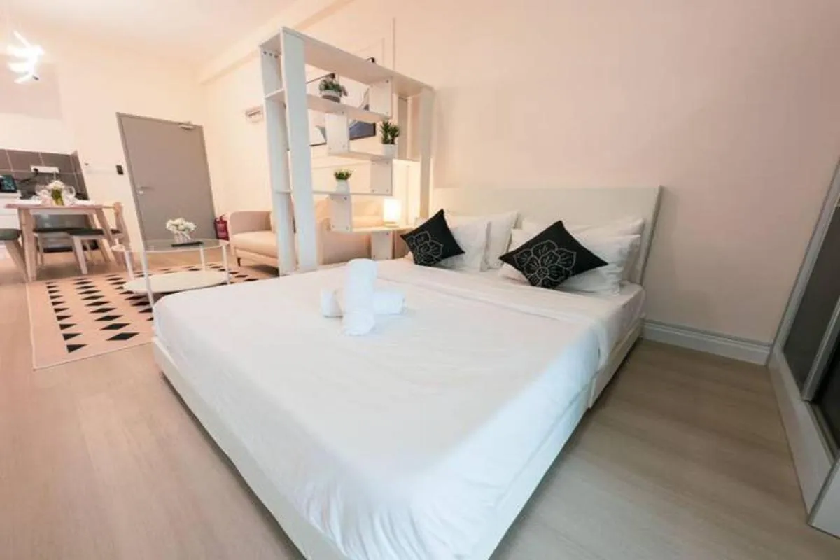 Bed in Netizen Cozy Suite By GUESTONIC