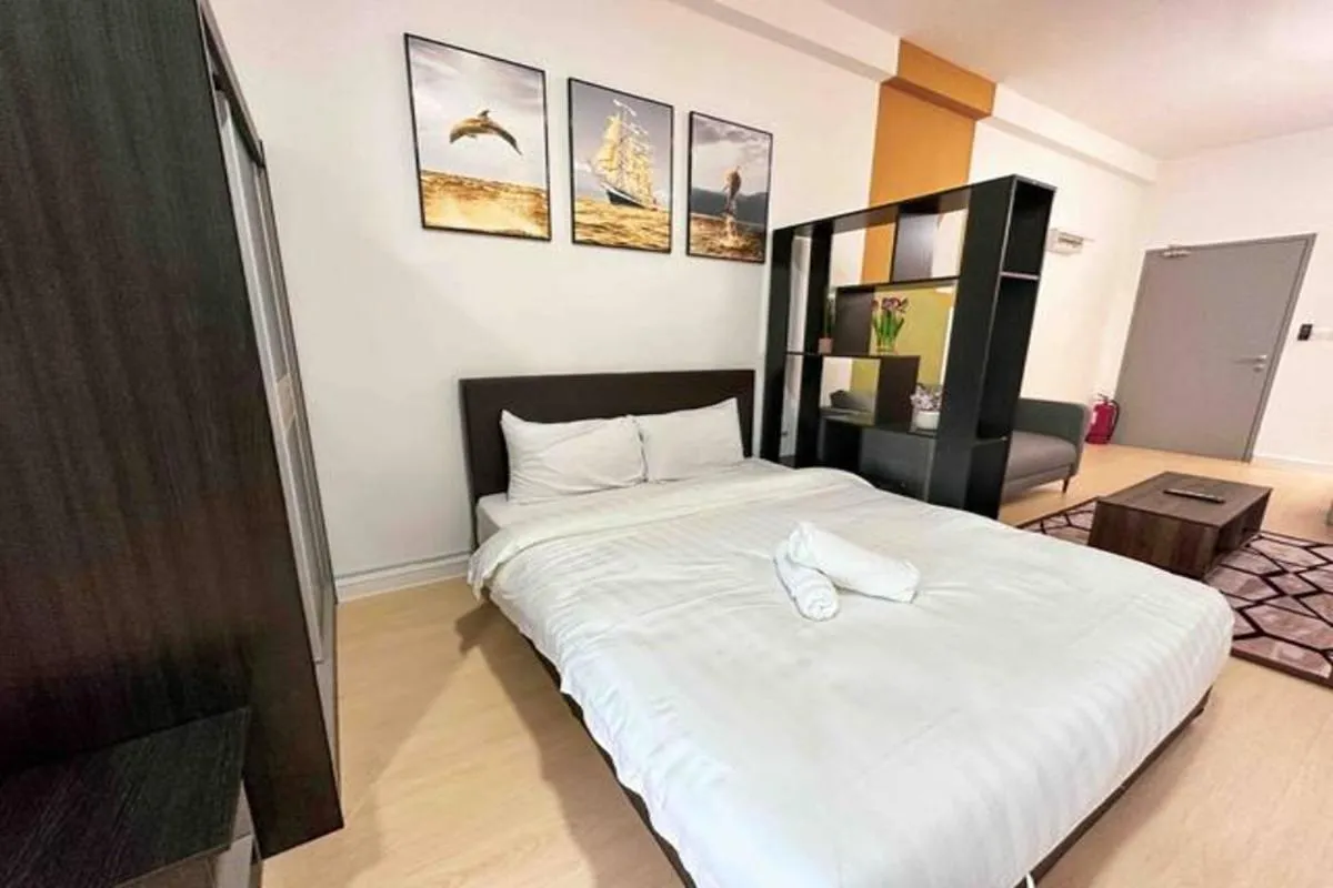 Bed in Netizen Cozy Suite By GUESTONIC