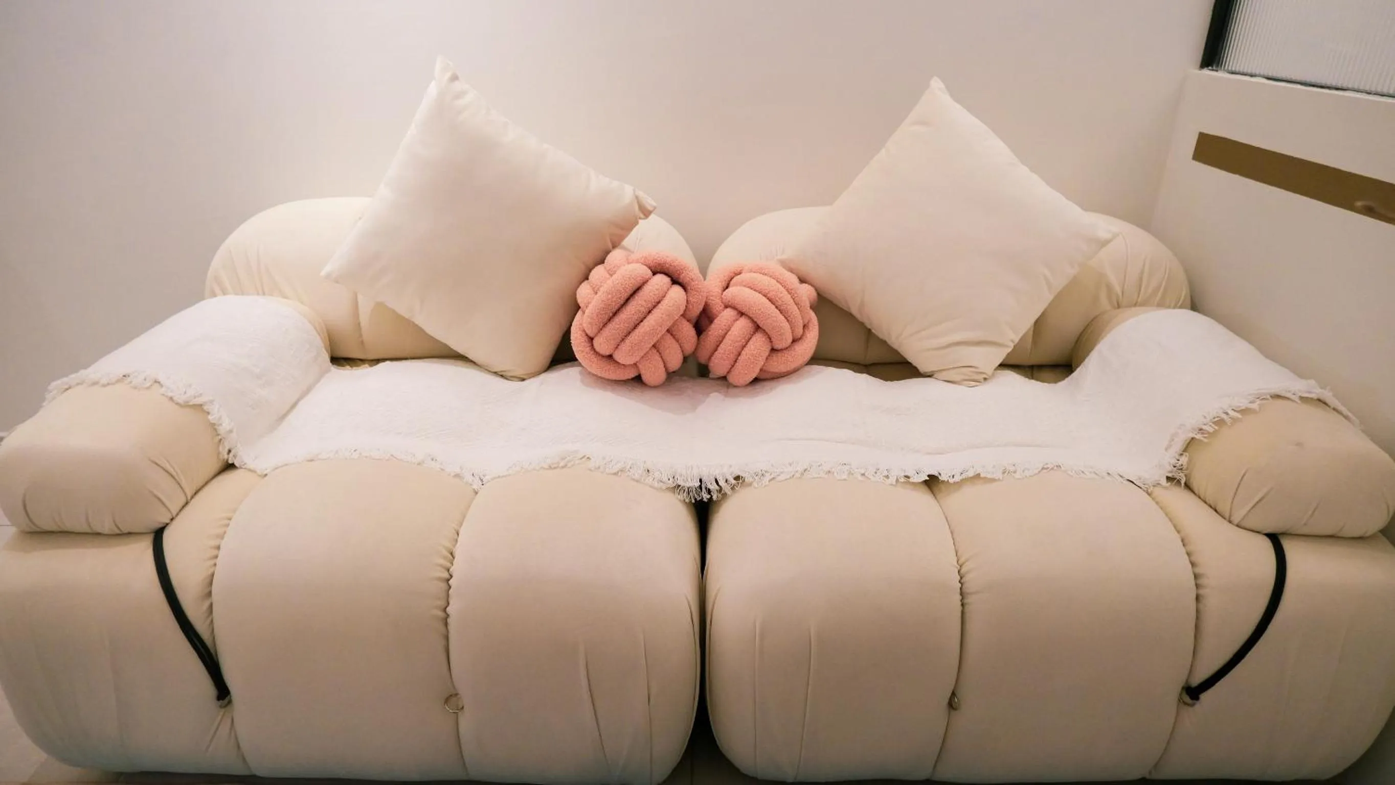 Bed in Netizen Cozy Suite By GUESTONIC