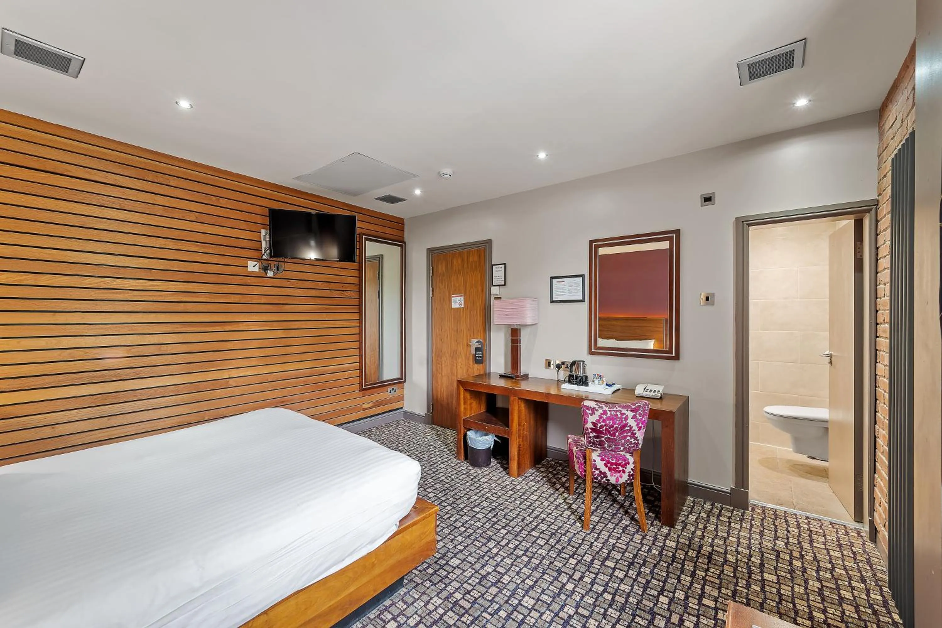 Photo of the whole room, Bed in The Rutland Hotel