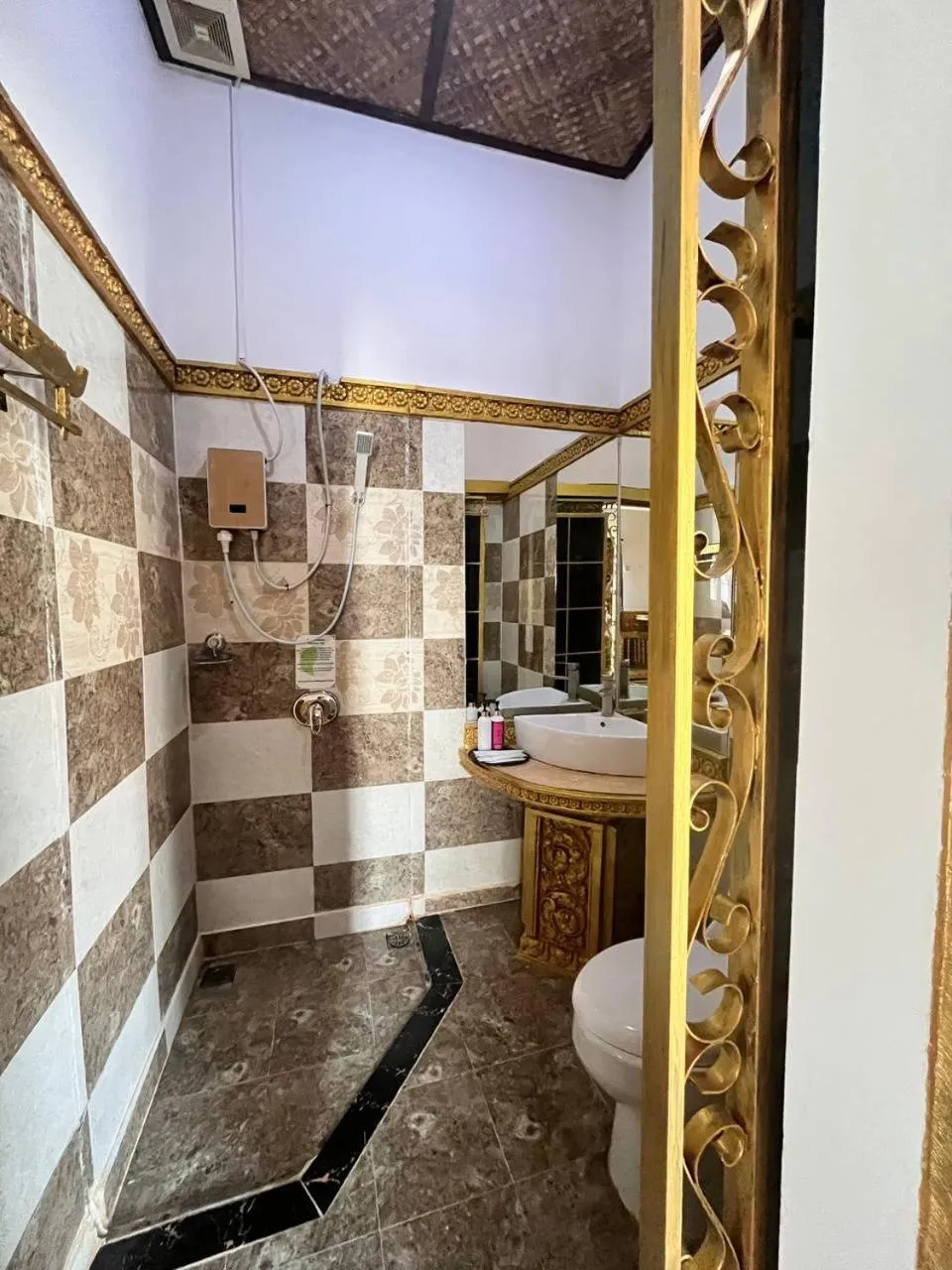 Bathroom in Le Hotel Hotel Phnom Penh