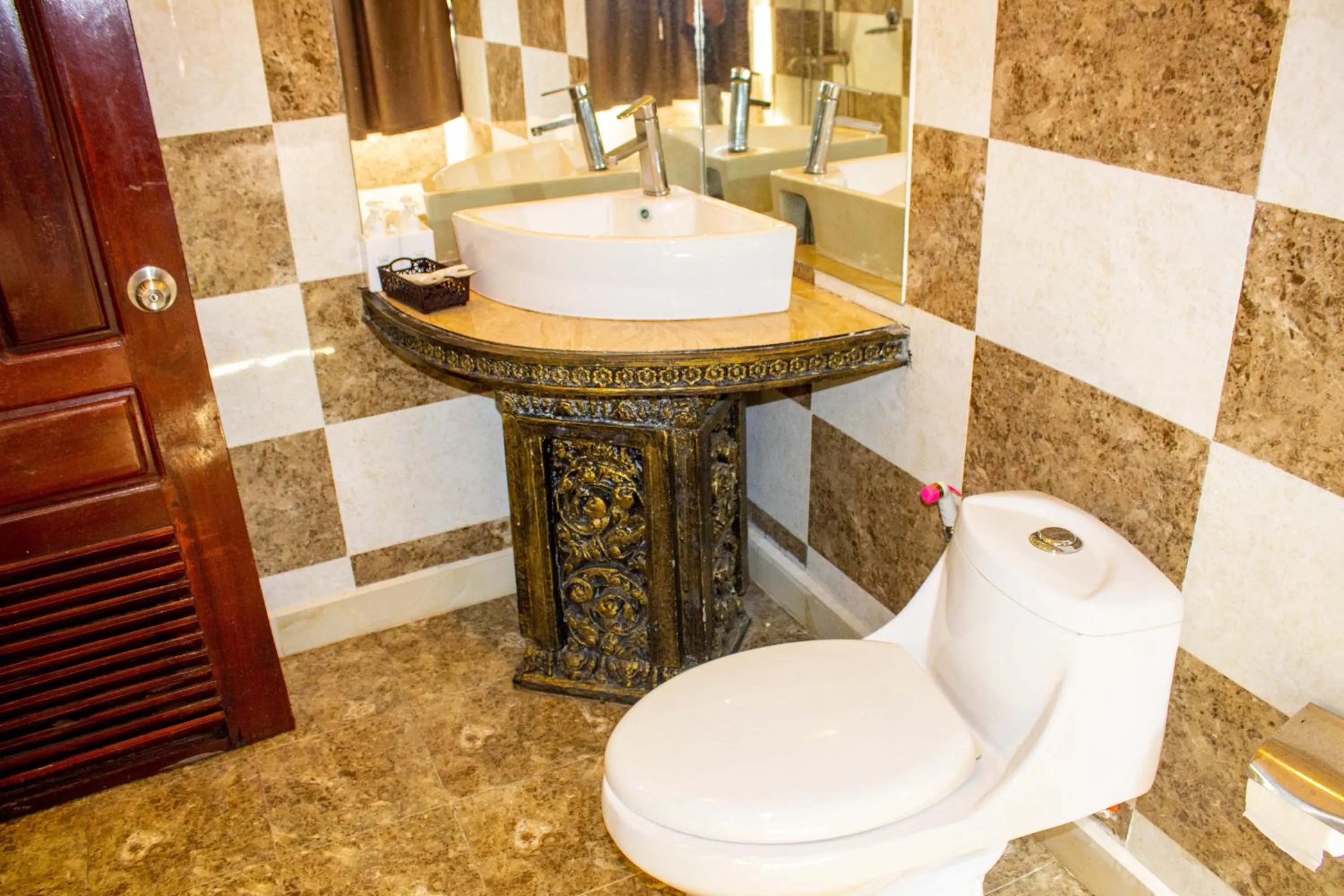 Toilet in Le Hotel Hotel Phnom Penh