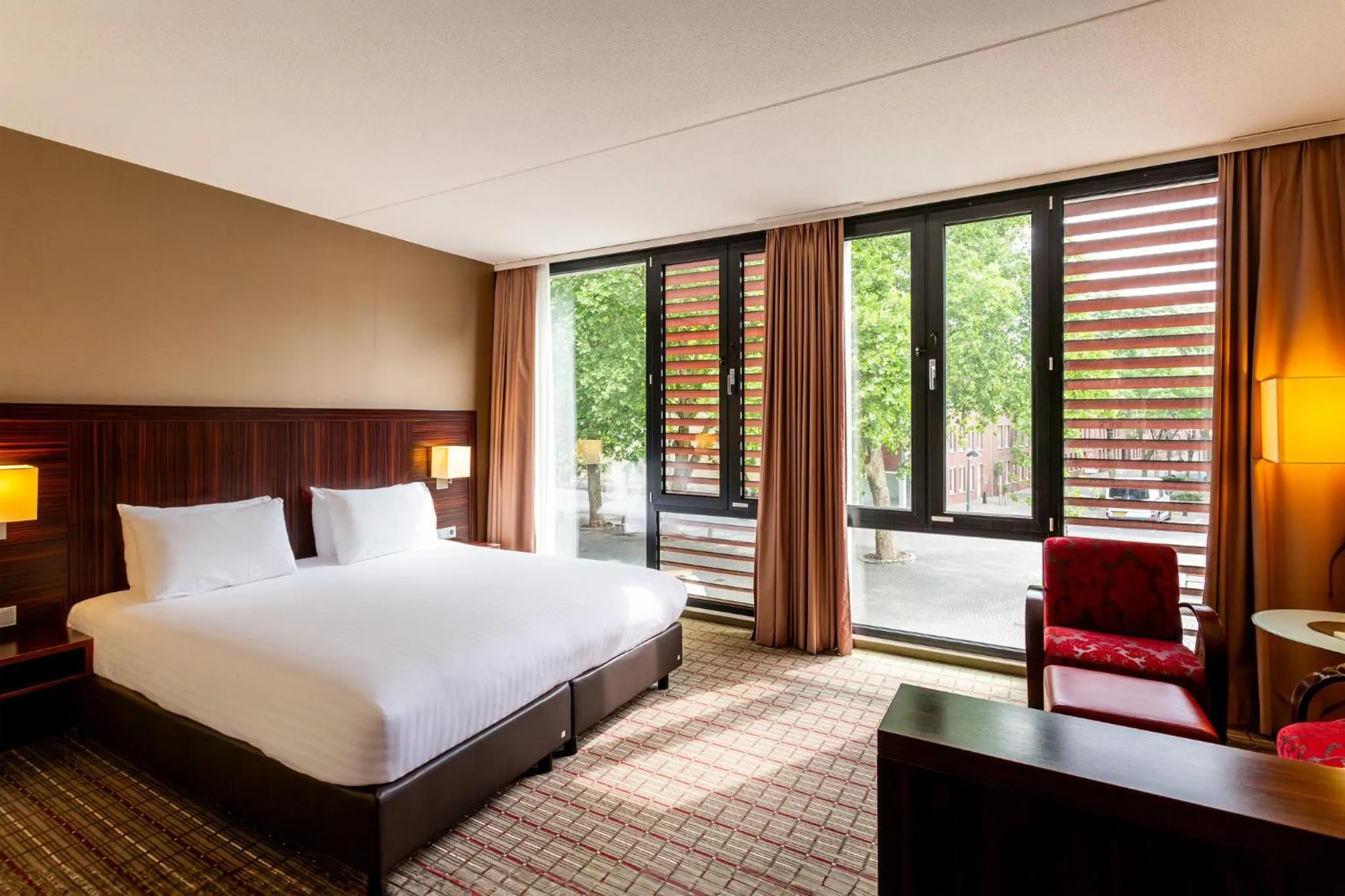 Photo of the whole room, Bed in Crowne Plaza Maastricht by IHG