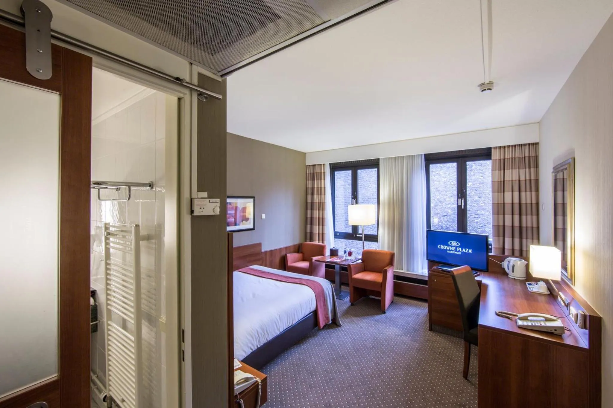 Photo of the whole room, Bed in Crowne Plaza Maastricht by IHG