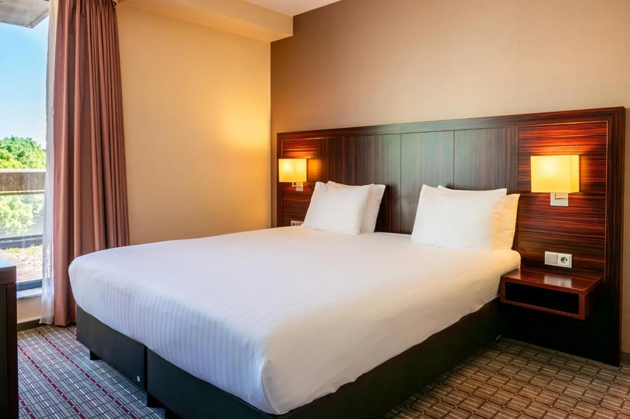 Photo of the whole room, Bed in Crowne Plaza Maastricht by IHG