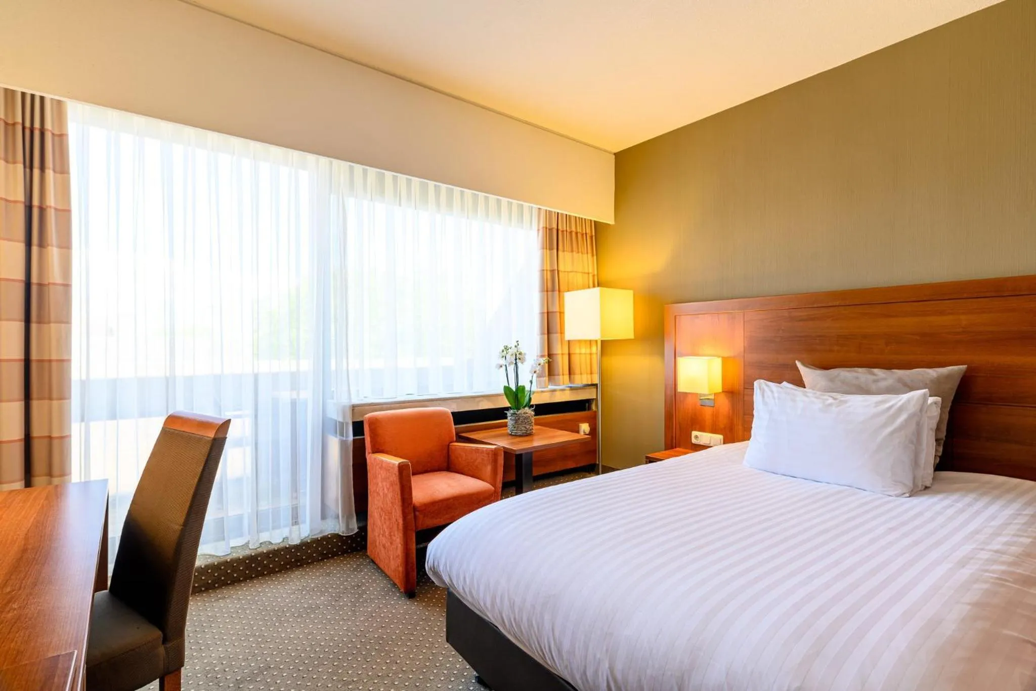 Photo of the whole room, Bed in Crowne Plaza Maastricht by IHG