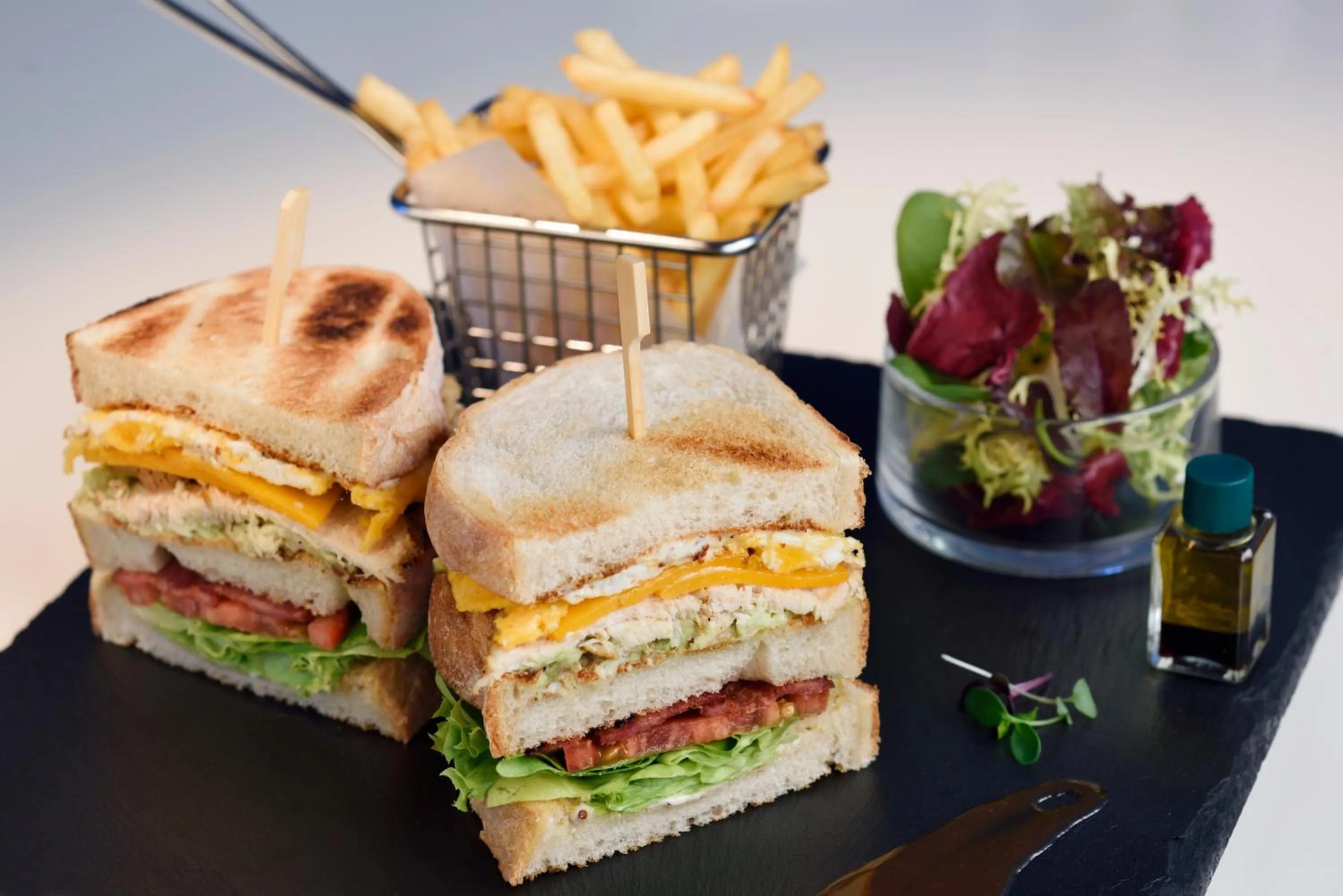 Lounge or bar in Southern Sun Abu Dhabi