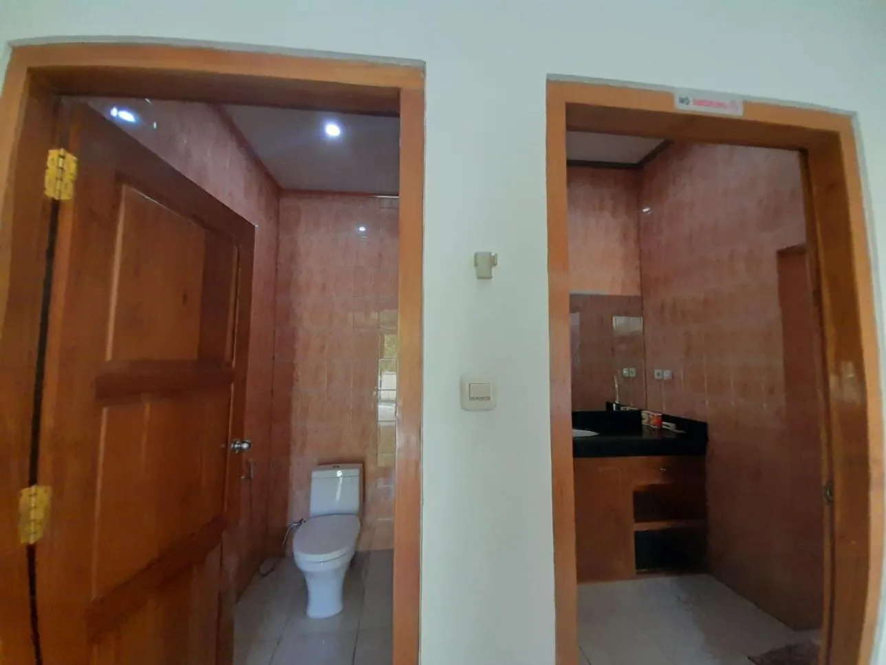 Toilet in Hôtel La Belle Etoile