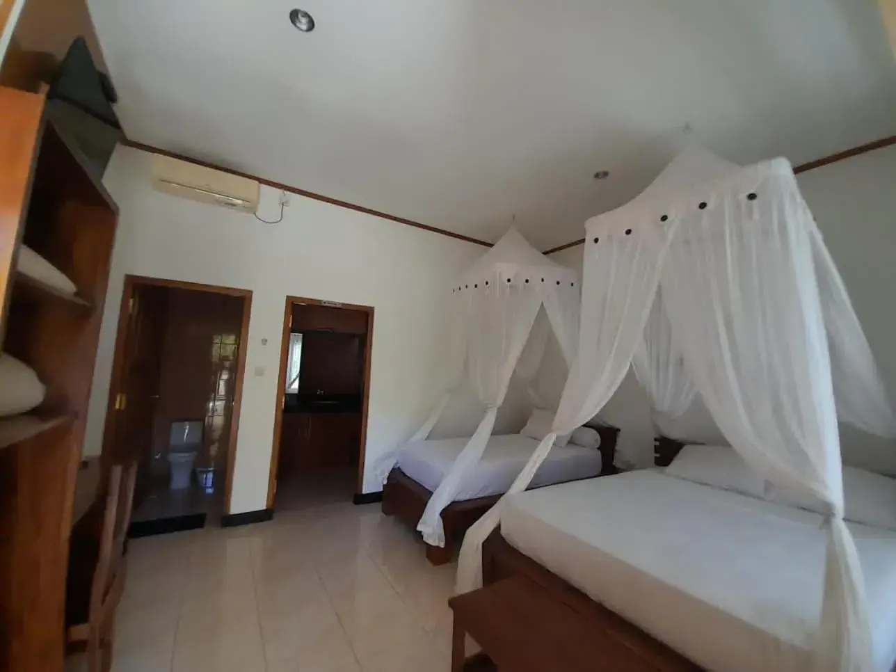 Triple Room in Hôtel La Belle Etoile Triple Room in Hôtel La Belle Etoile