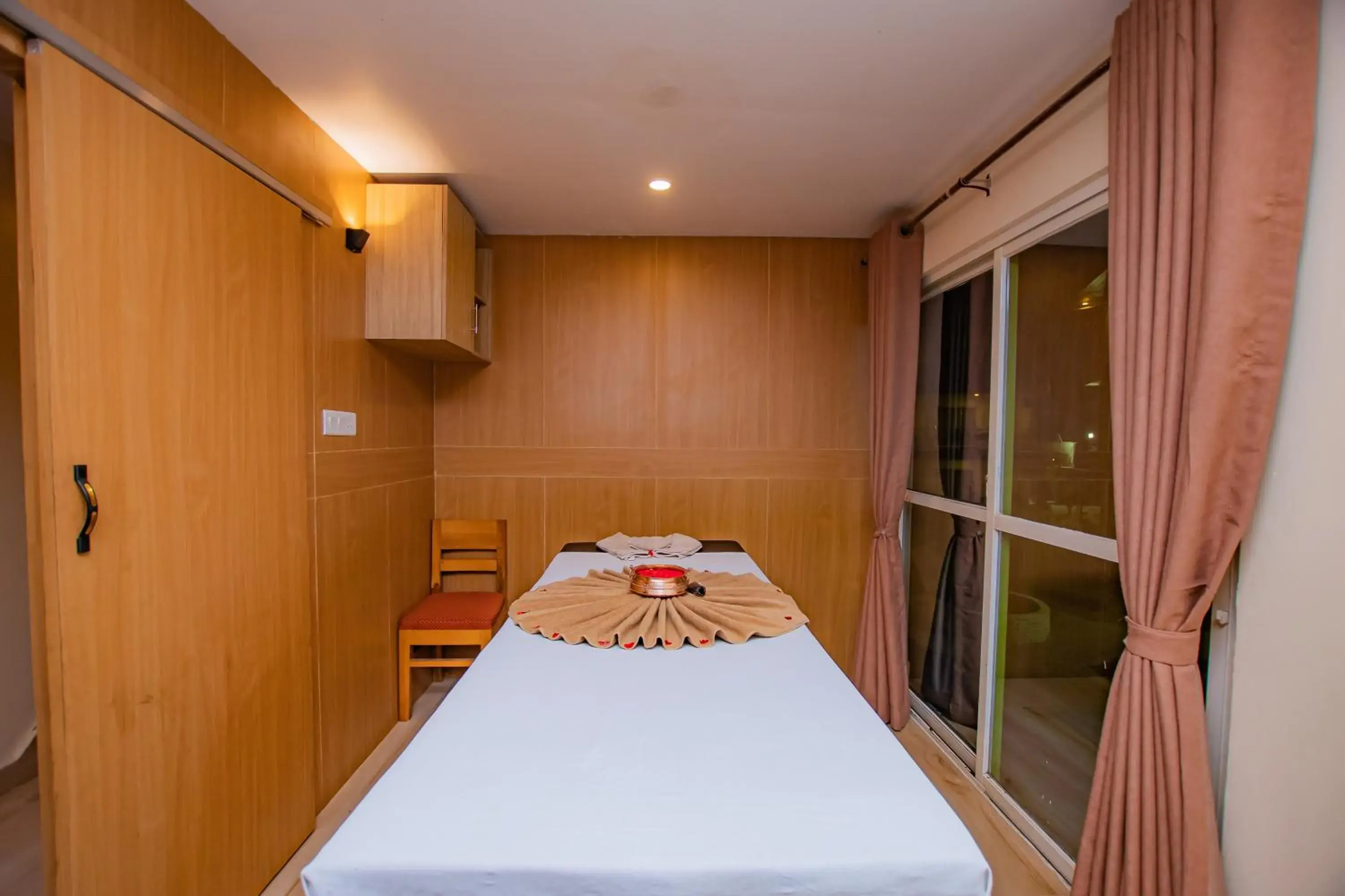 Spa and wellness centre/facilities, Bed in Majestic Lake Front Hotel & Suites Spa and wellness centre/facilities, Bed in Majestic Lake Front Hotel & Suites