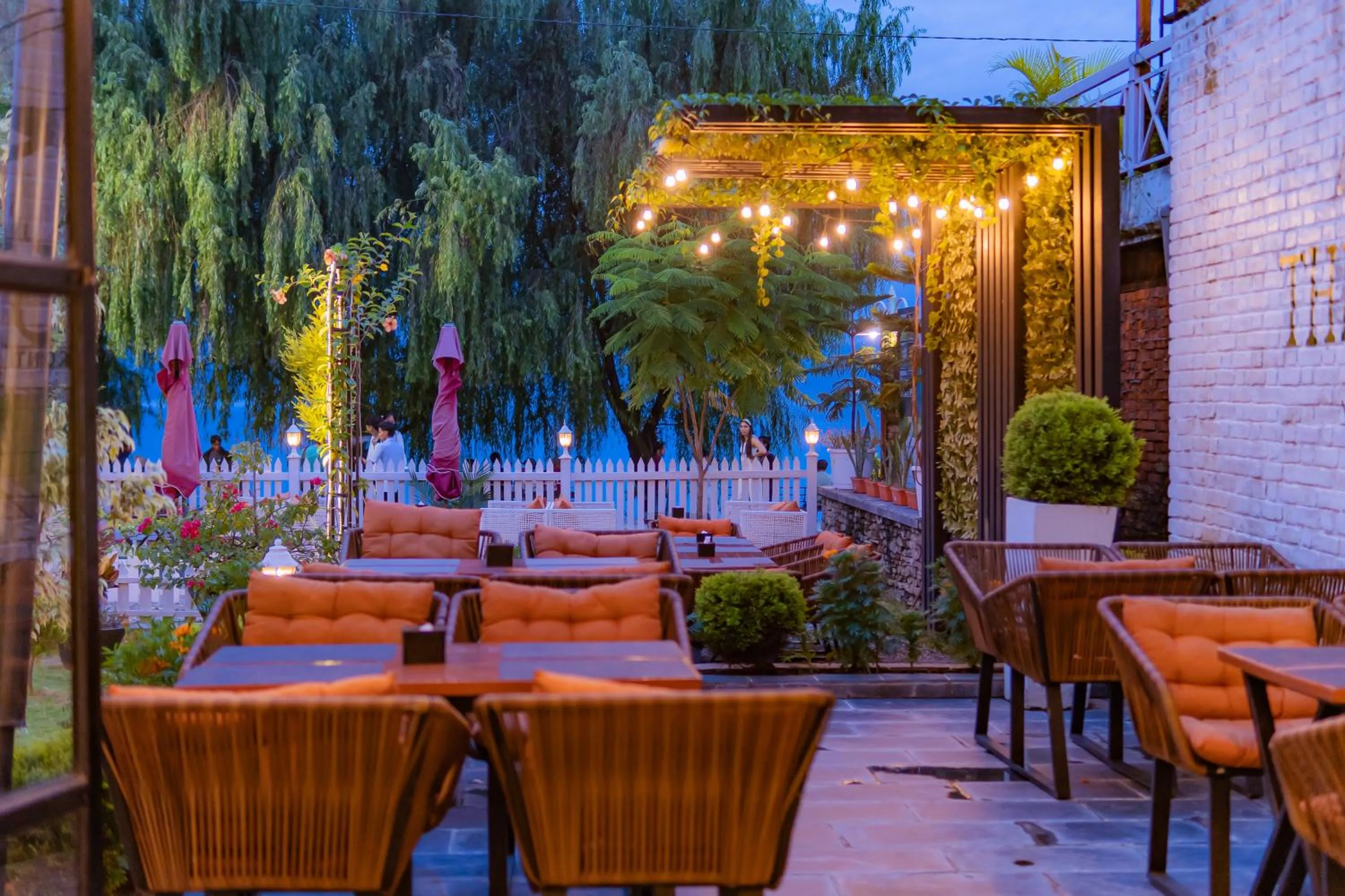 Restaurant/places to eat in Majestic Lake Front Hotel & Suites