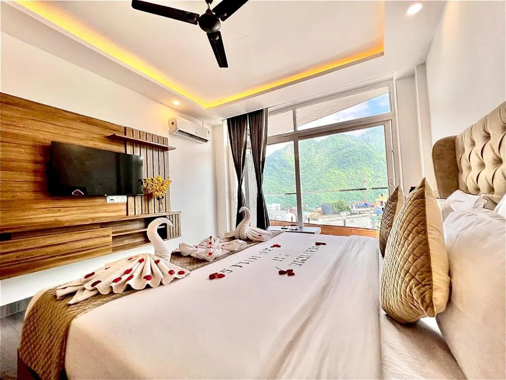 Communal lounge/ TV room, Bed in Hotel JP Hills Rishikesh