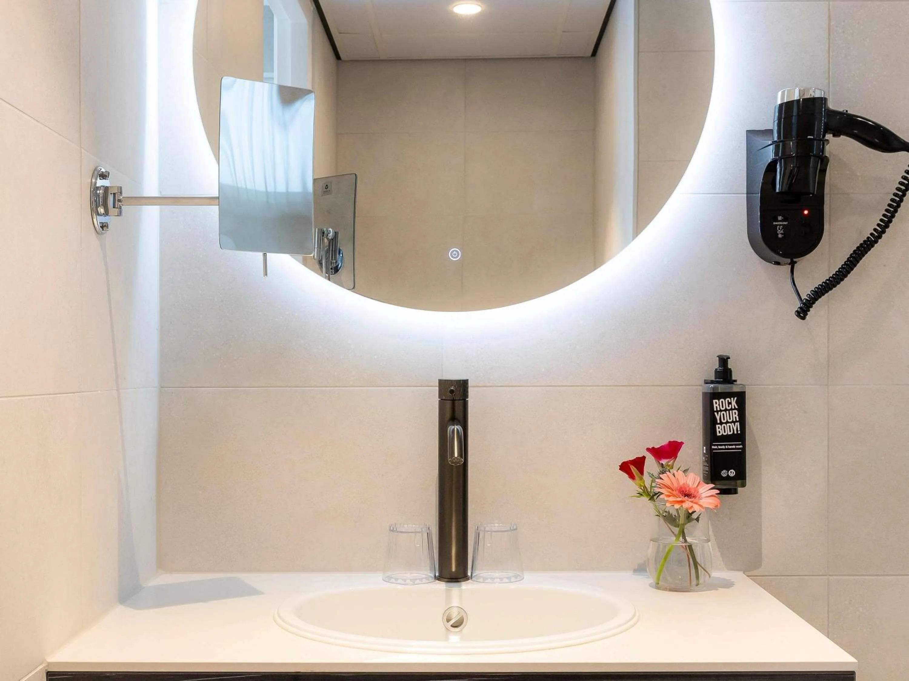 Bedroom in ibis Styles Den Haag Scheveningen