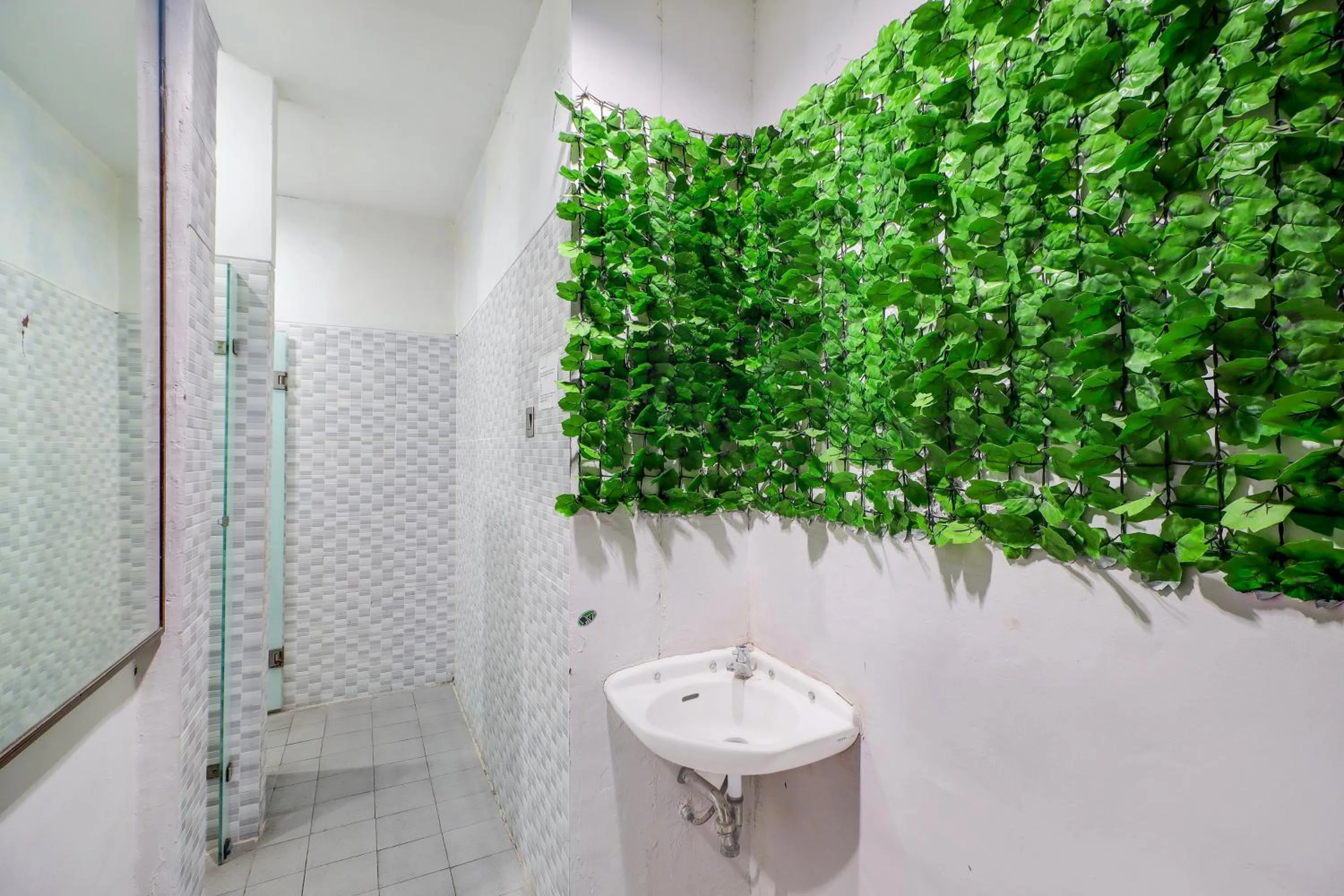 Bathroom in Collection O Legian Near Bimc Hospital Nusa Uda Formerly Anna Kuta Inn