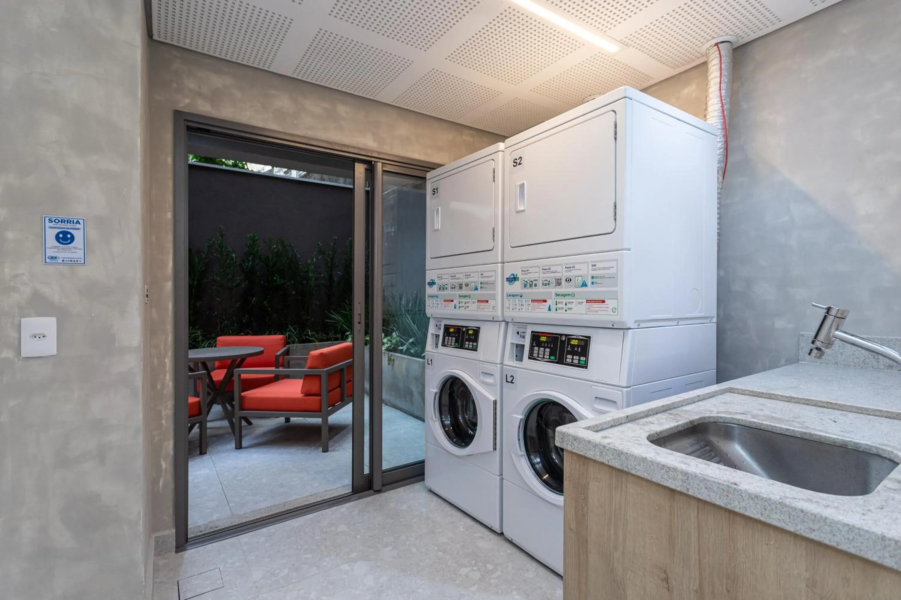 washing machine in Next Haddock by Viva - Apartamentos próximos ao MASP e a metros da Estação Consolação e Avenida Paulista