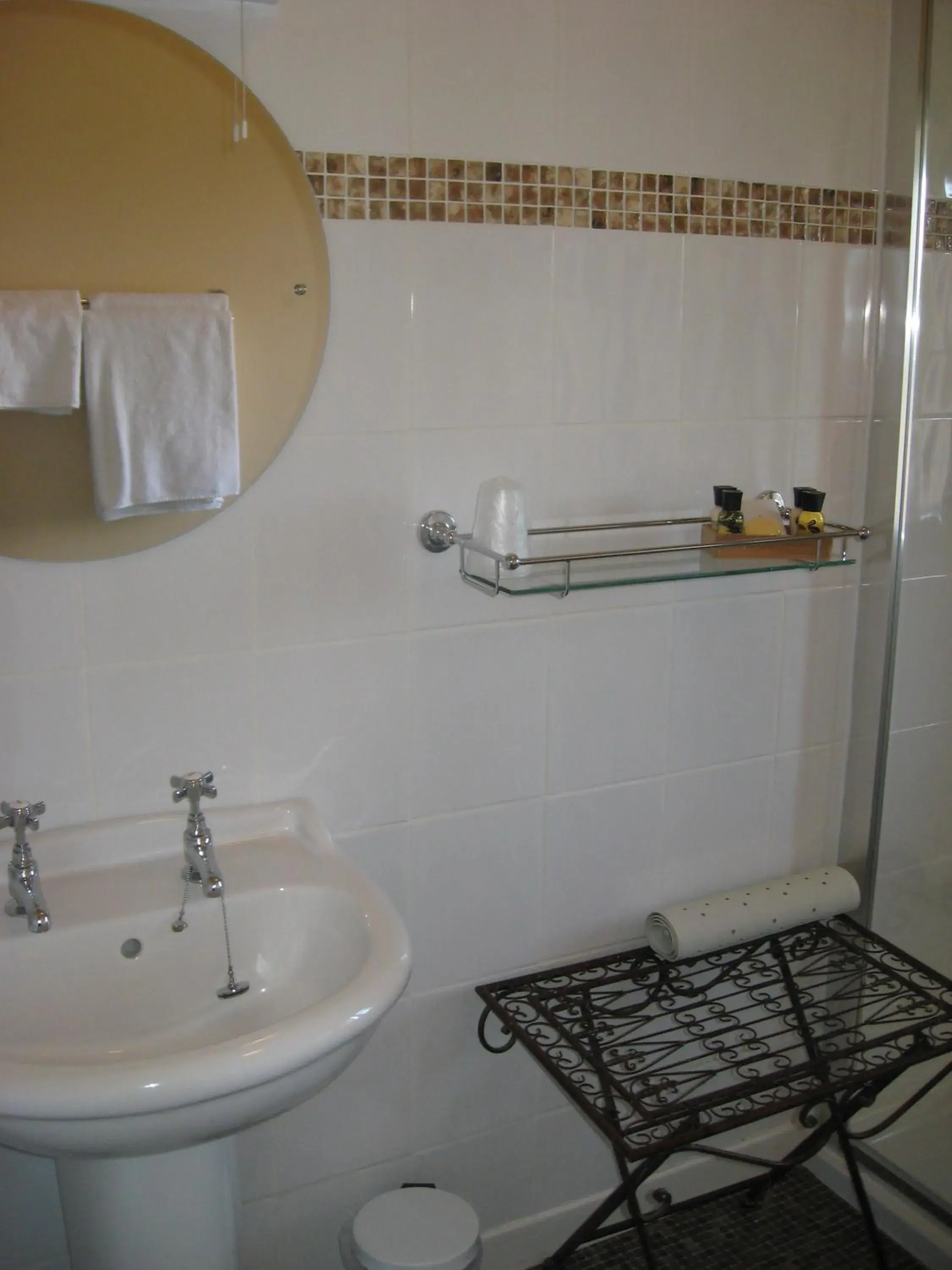 Bathroom in Shaftesbury Hotel Dundee Bathroom in Shaftesbury Hotel Dundee