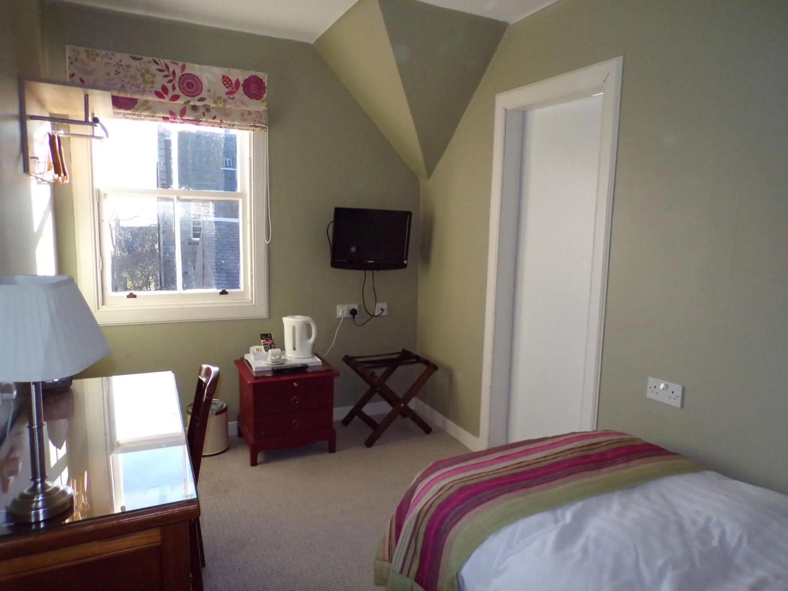 Coffee/tea facilities, Bed in Shaftesbury Hotel Dundee Coffee/tea facilities, Bed in Shaftesbury Hotel Dundee