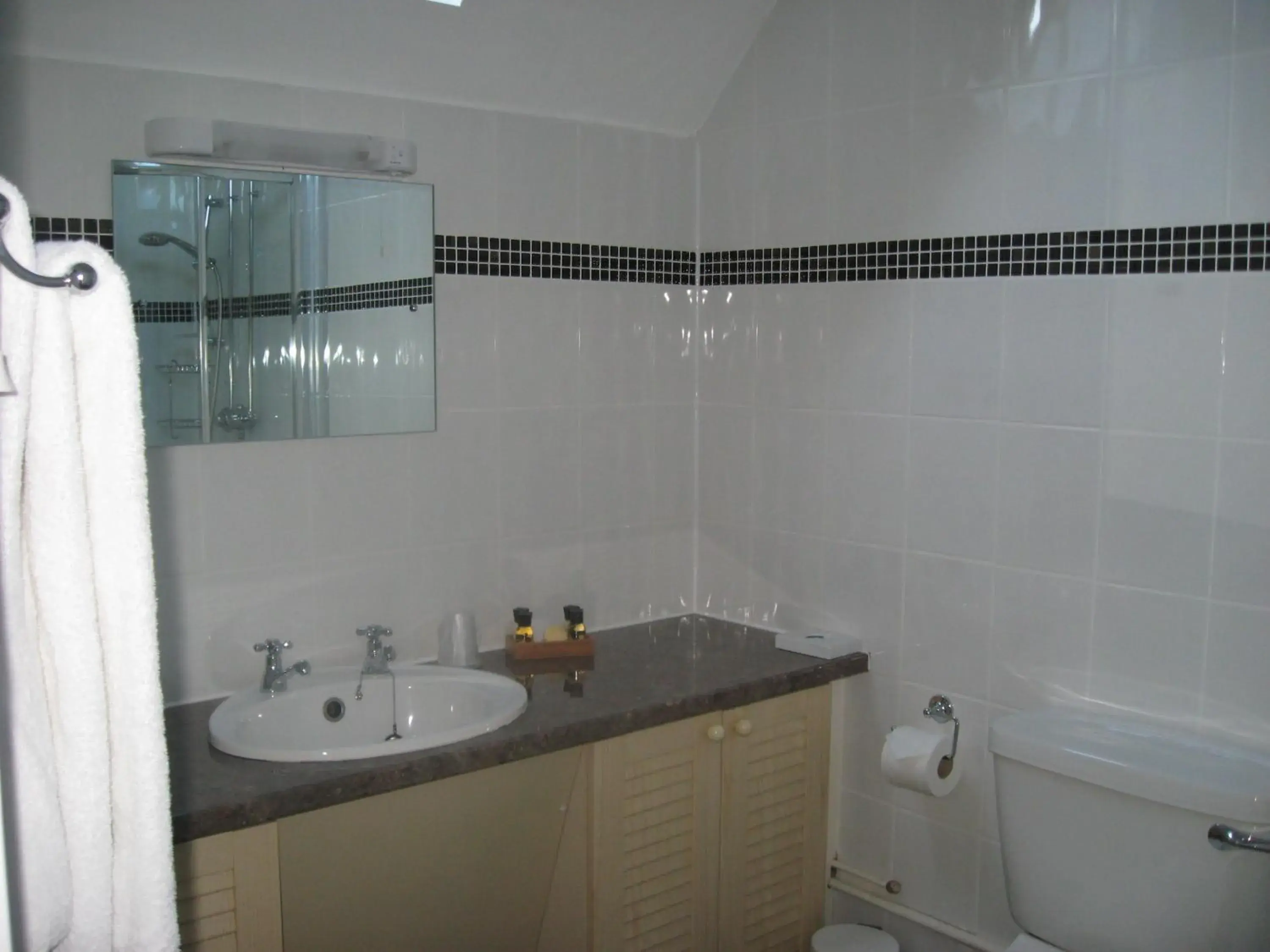 Bathroom in Shaftesbury Hotel Dundee Bathroom in Shaftesbury Hotel Dundee