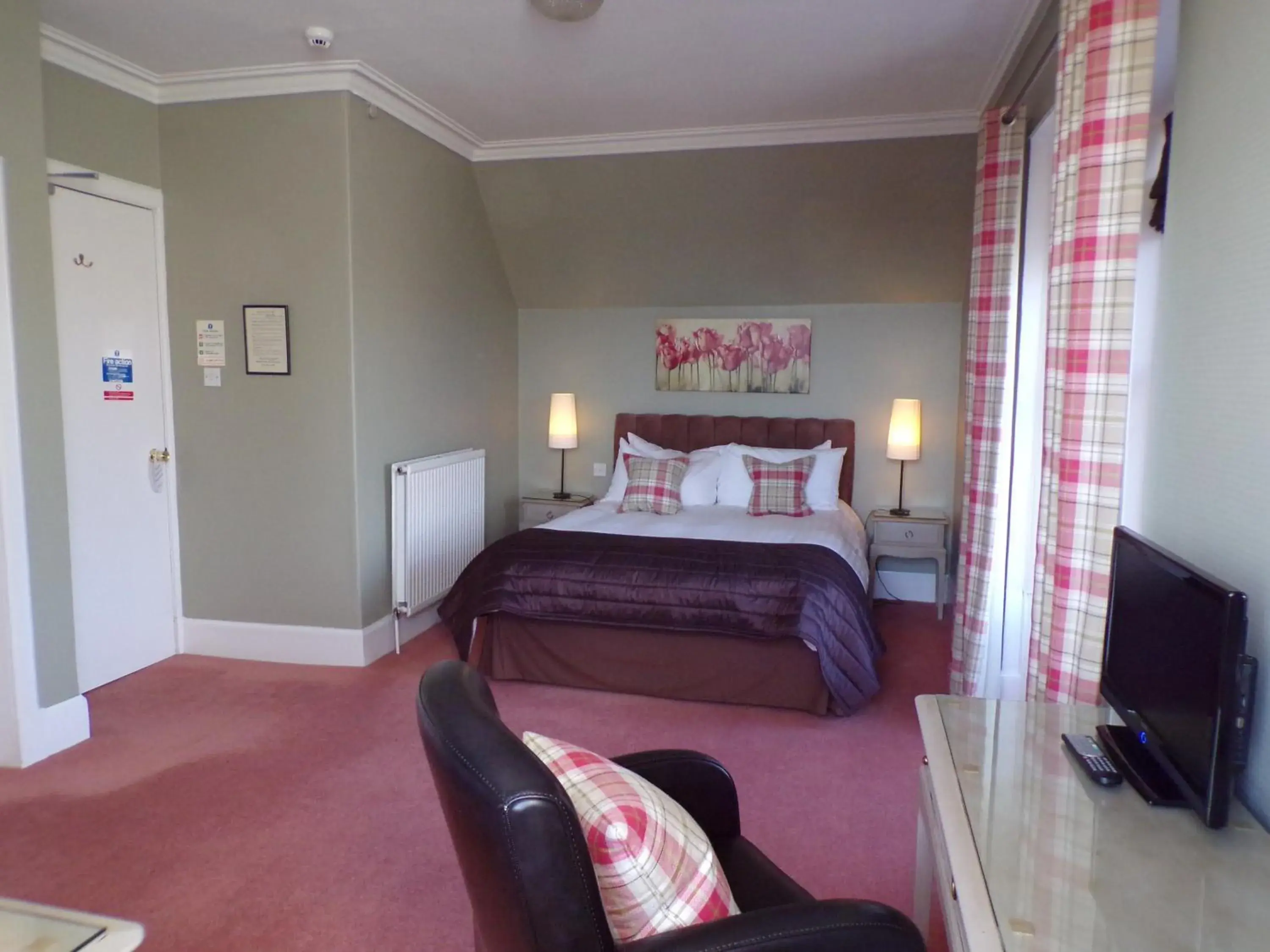 Seating area, Bed in Shaftesbury Hotel Dundee Seating area, Bed in Shaftesbury Hotel Dundee