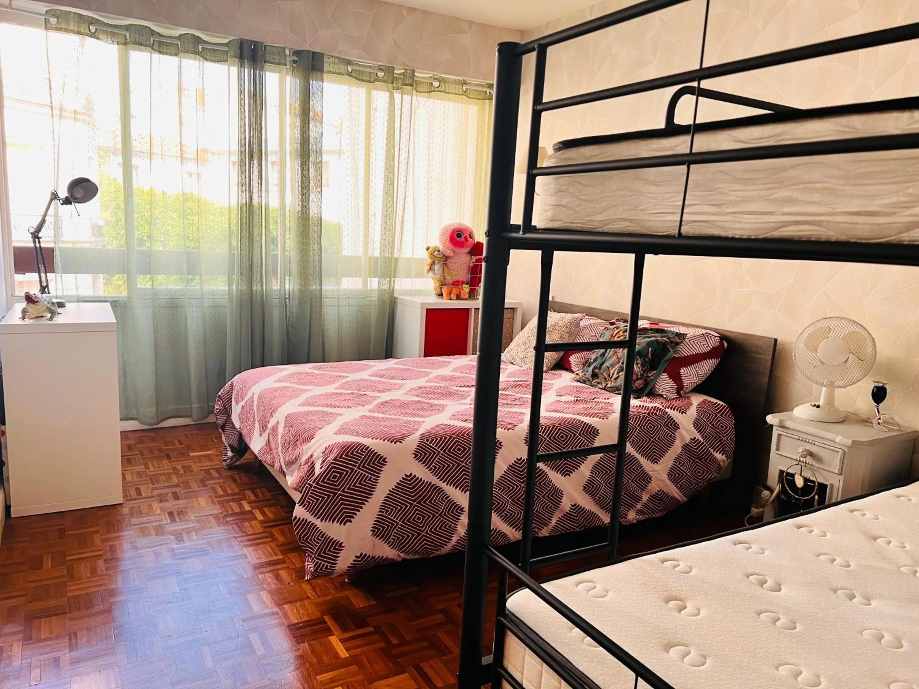 Grand appartement avec balcon et parking gratuit sur place