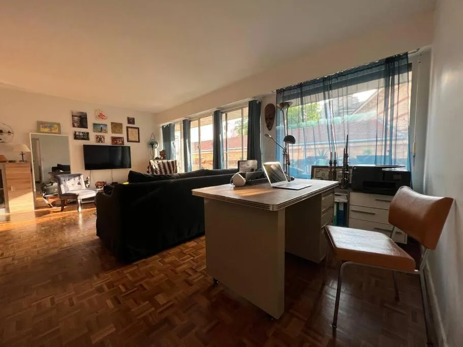 Grand appartement avec balcon et parking gratuit sur place