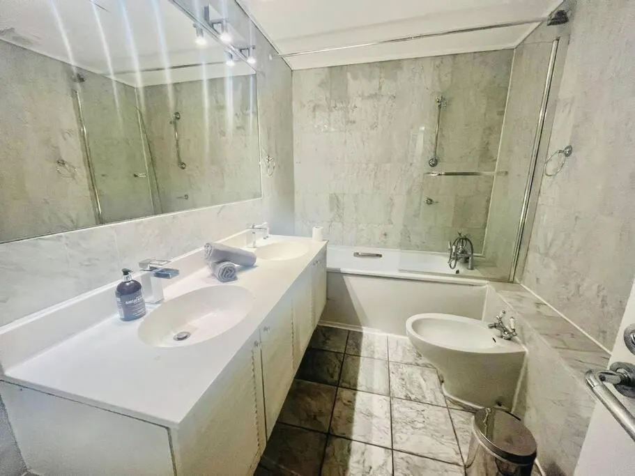 2 Bedroom flat in diplomatic enclave in Kensington