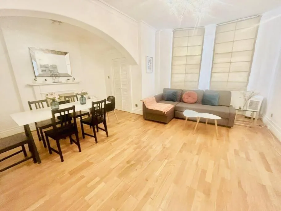 2 Bedroom flat in diplomatic enclave in Kensington