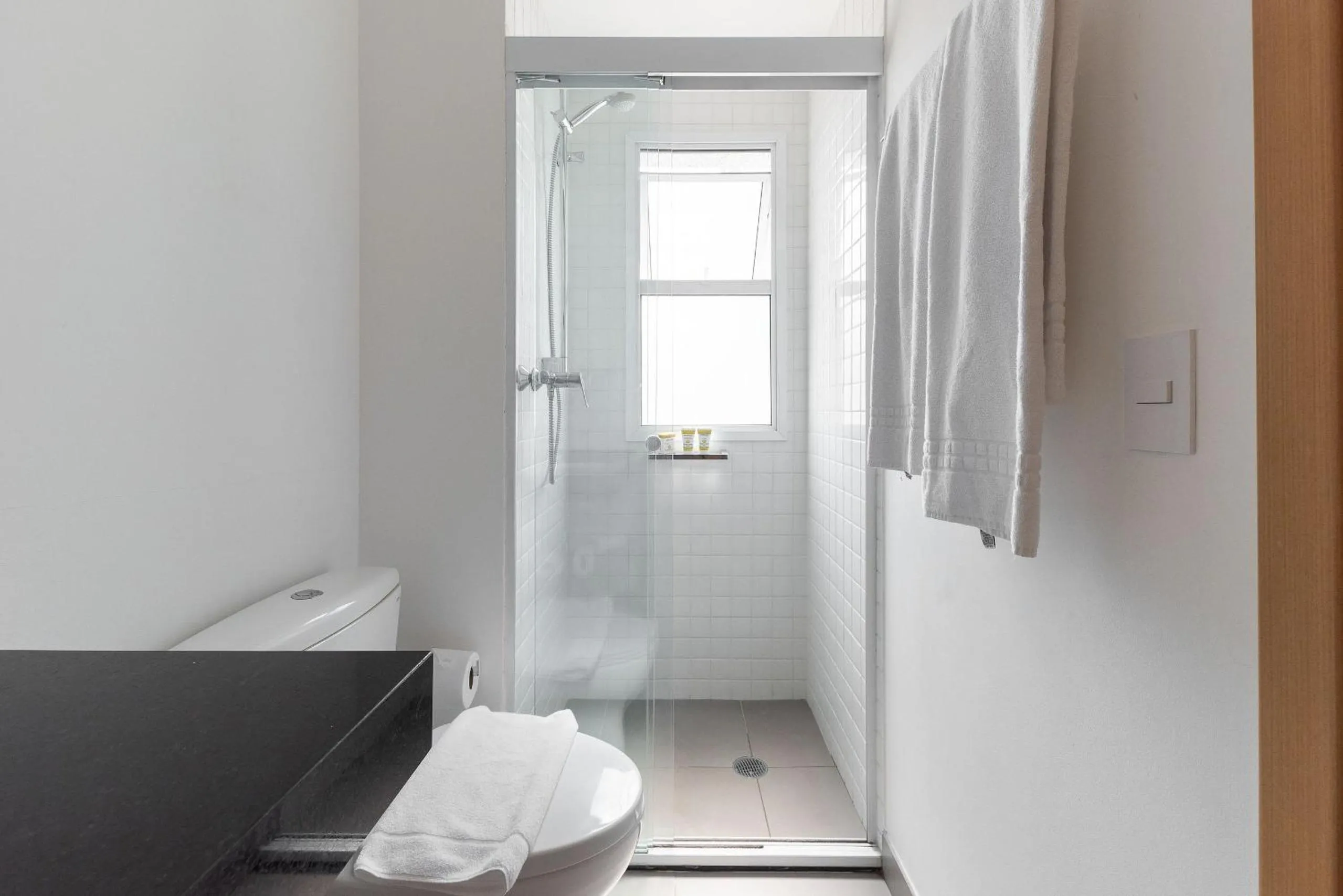 Shower, Bed in Homelike by Viva - Apartamentos completos em Pinheiros a uma quadra da Faria Lima