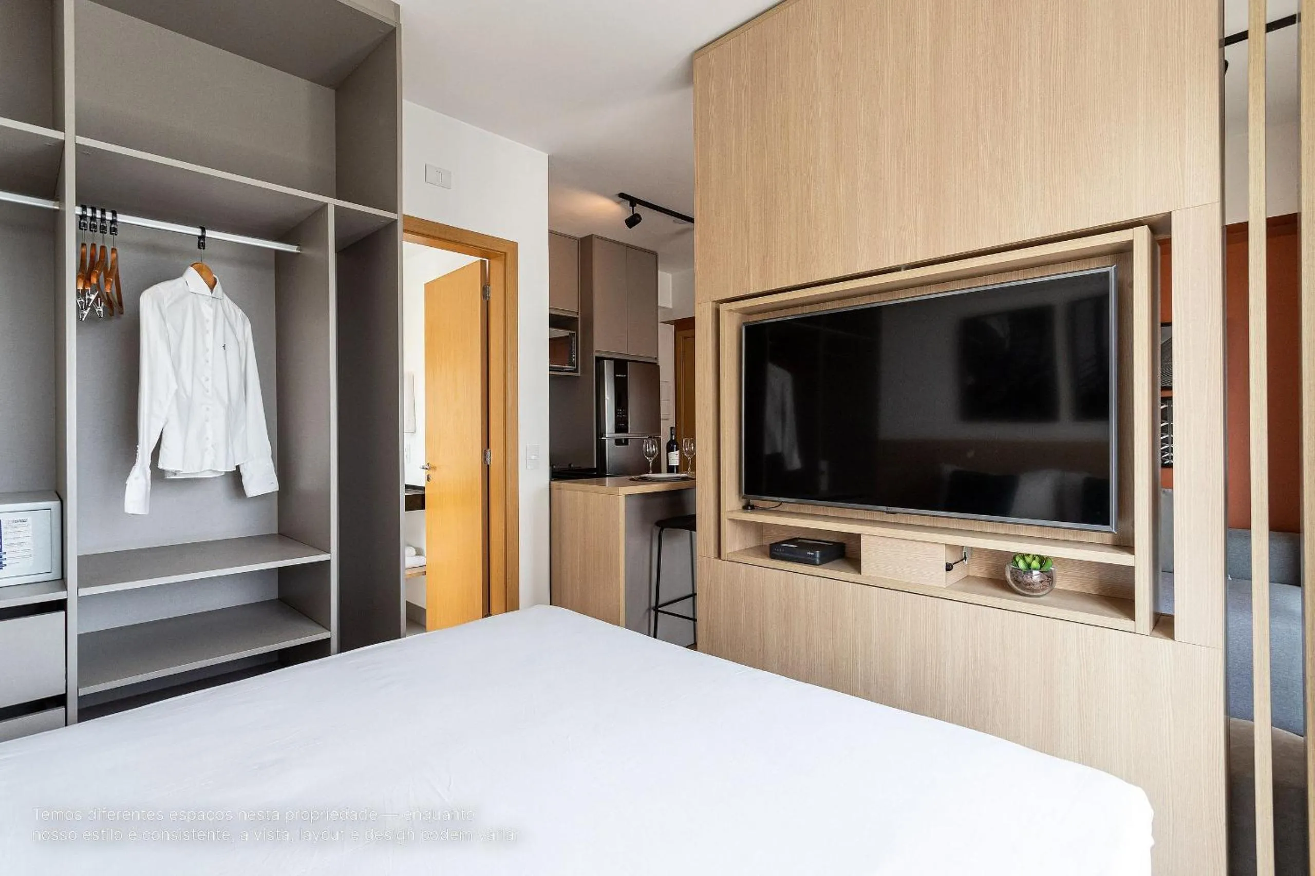 TV and multimedia, Bed in Homelike by Viva - Apartamentos completos em Pinheiros a uma quadra da Faria Lima