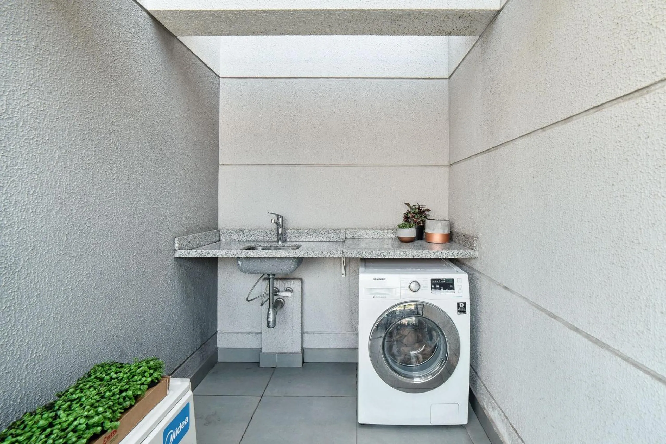 washing machine in Homelike by Viva - Apartamentos completos em Pinheiros a uma quadra da Faria Lima
