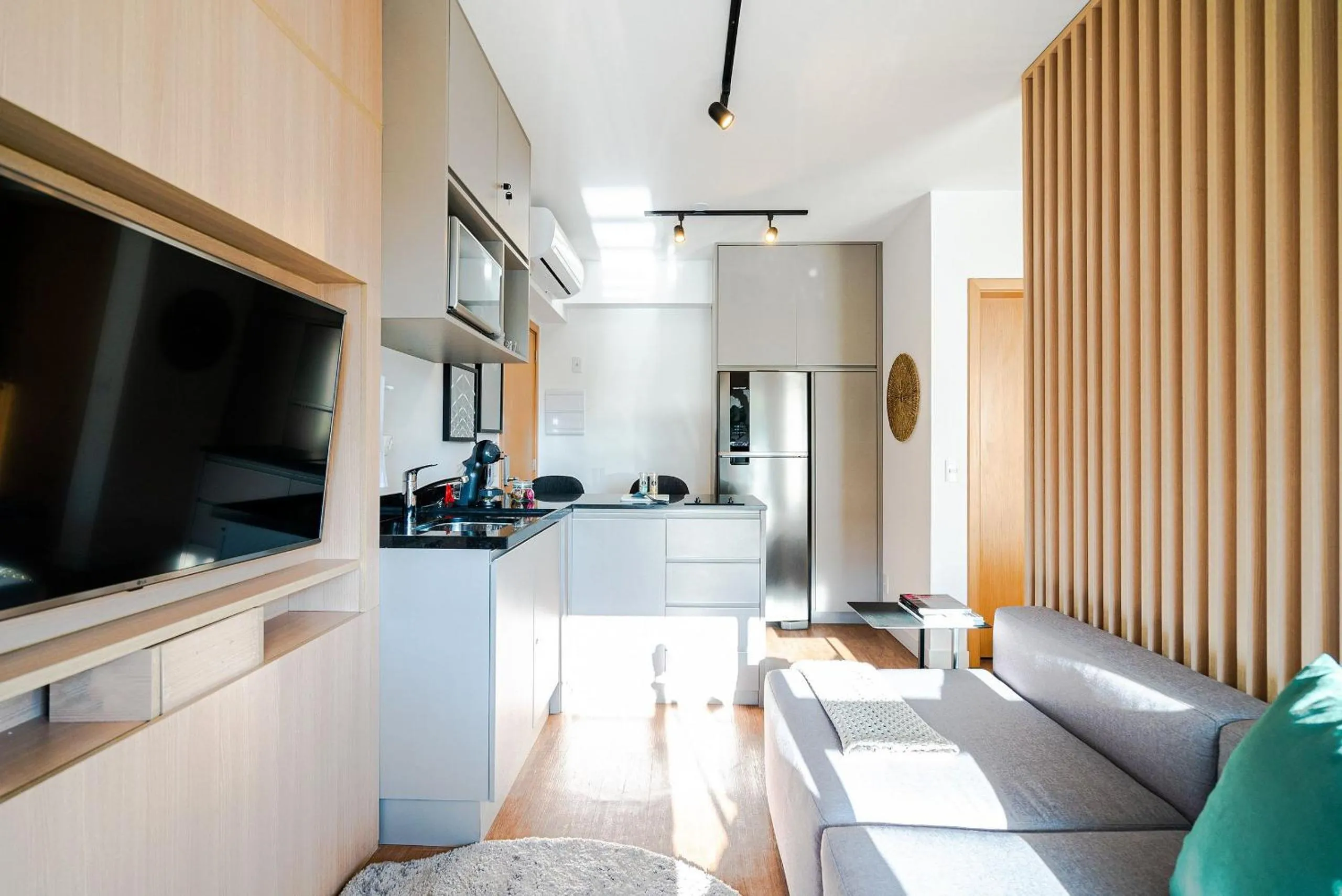 TV and multimedia in Homelike by Viva - Apartamentos completos em Pinheiros a uma quadra da Faria Lima