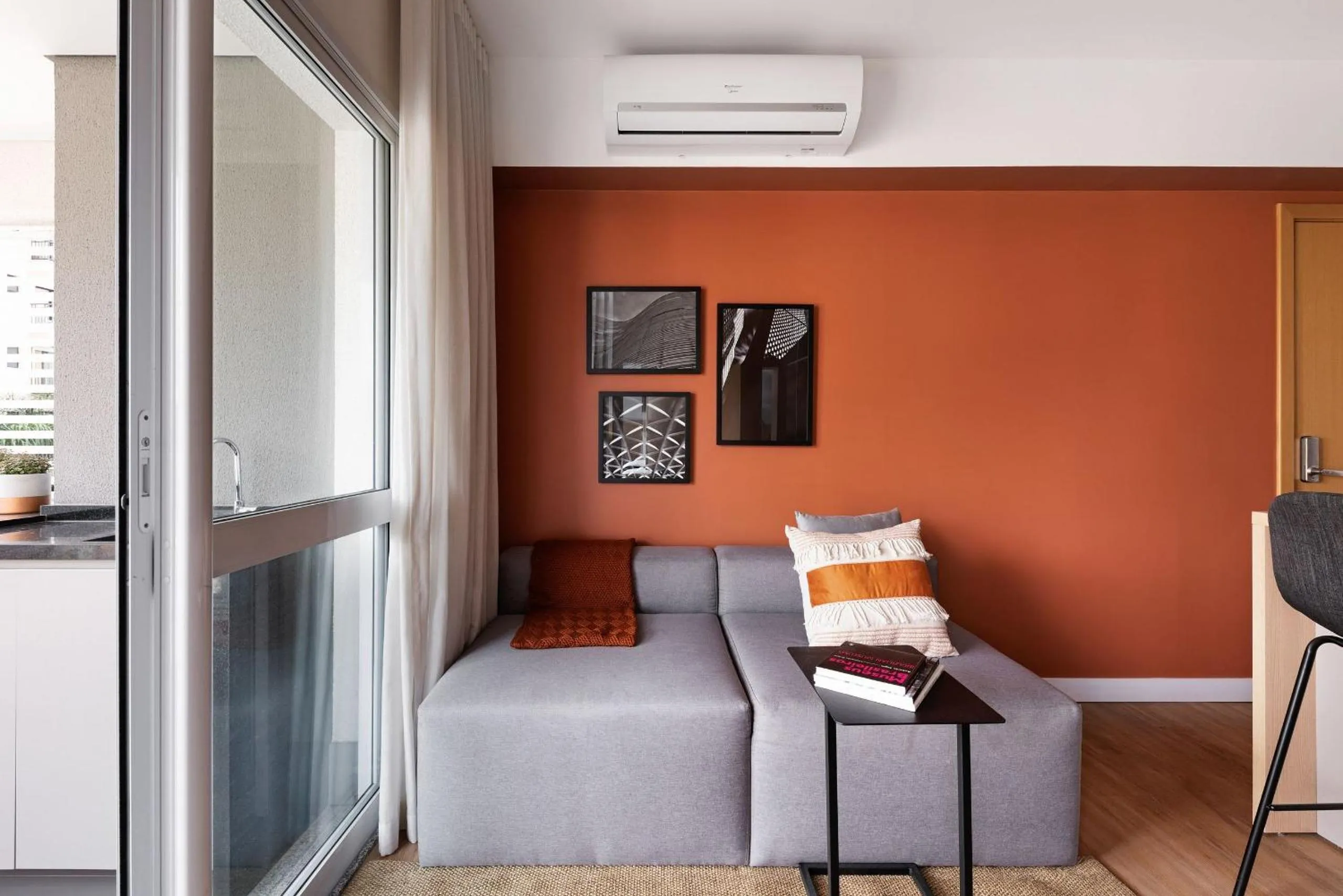 Living room in Homelike by Viva - Apartamentos completos em Pinheiros a uma quadra da Faria Lima