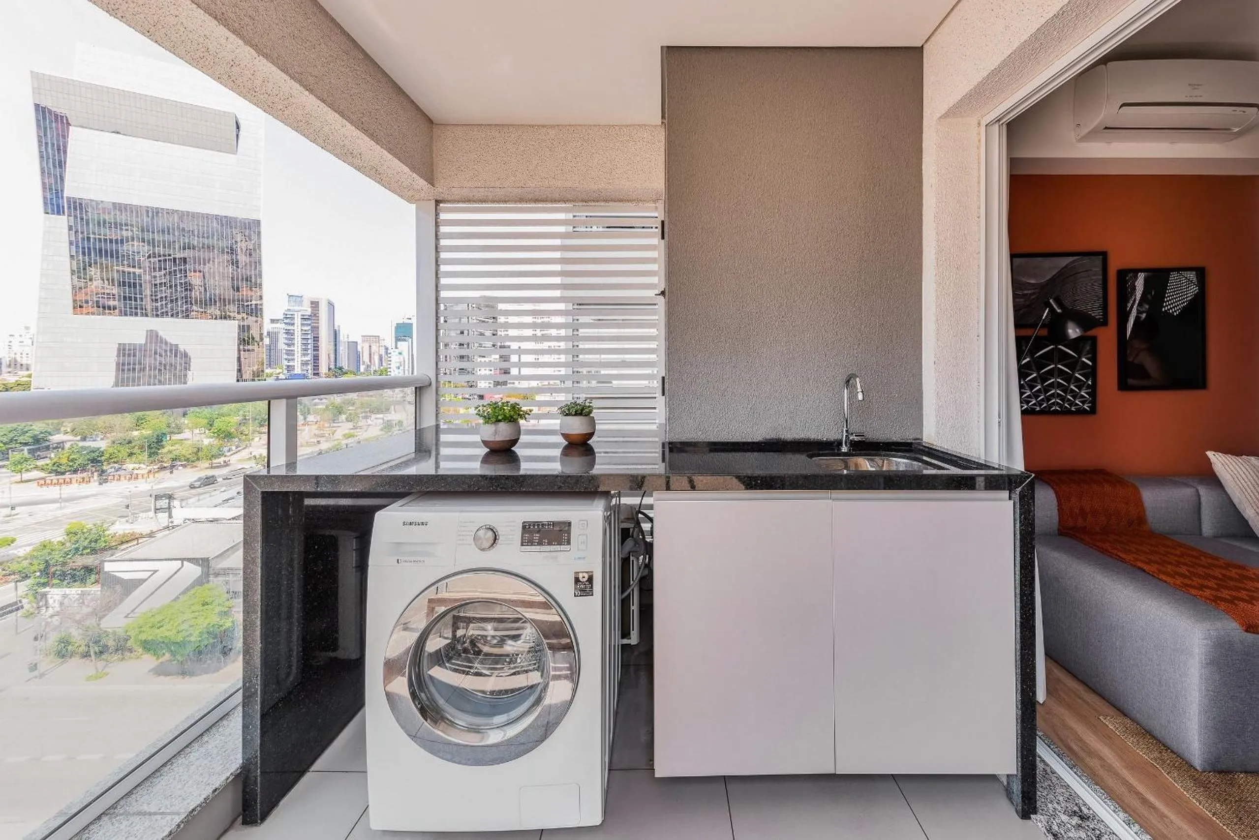 washing machine in Homelike by Viva - Apartamentos completos em Pinheiros a uma quadra da Faria Lima