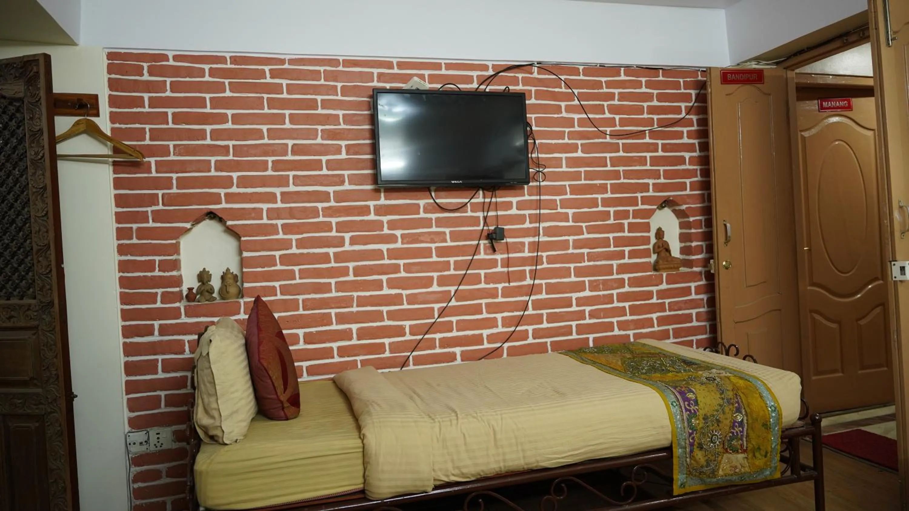 Communal lounge/ TV room, Bed in Cosy Hotel