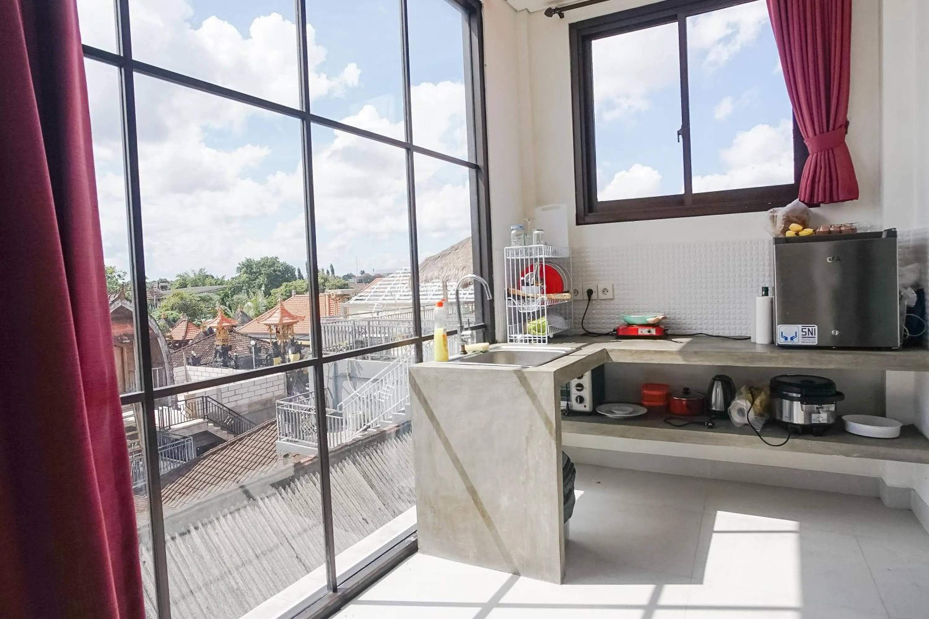 Kitchen or kitchenette in Margarita Apartment and Coworking Canggu