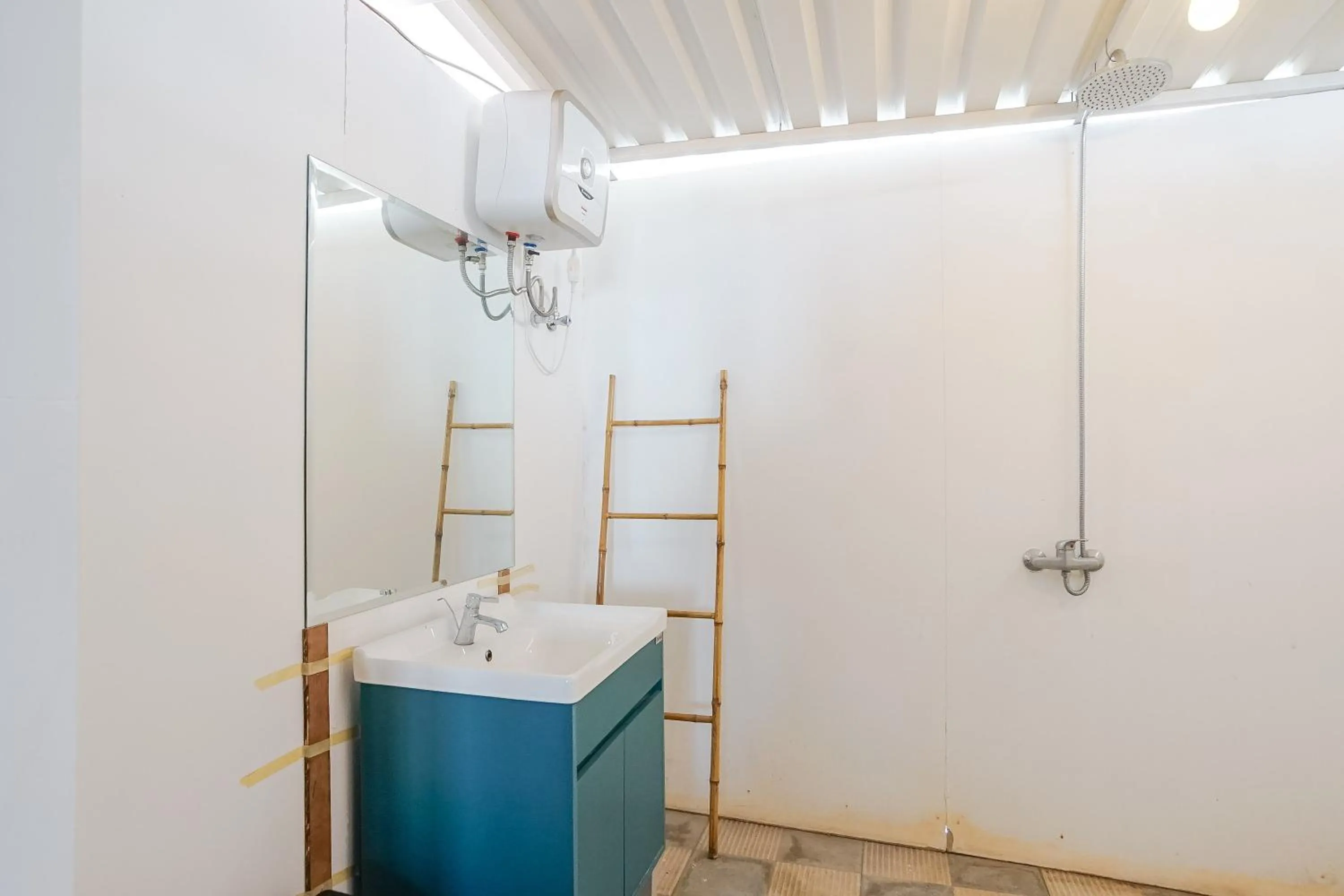 Bathroom in Margarita Apartment and Coworking Canggu