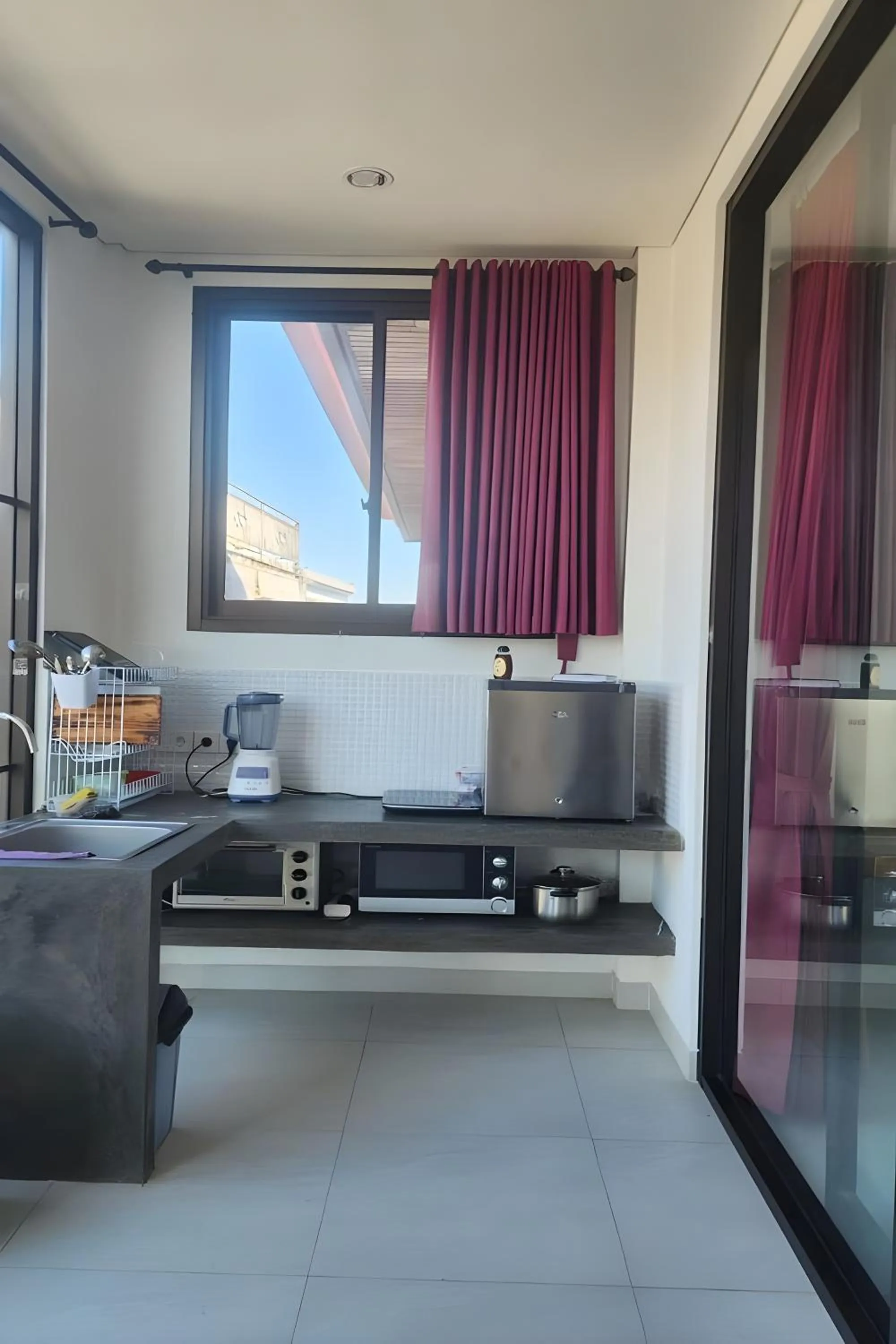 Kitchen or kitchenette in Margarita Apartment and Coworking Canggu