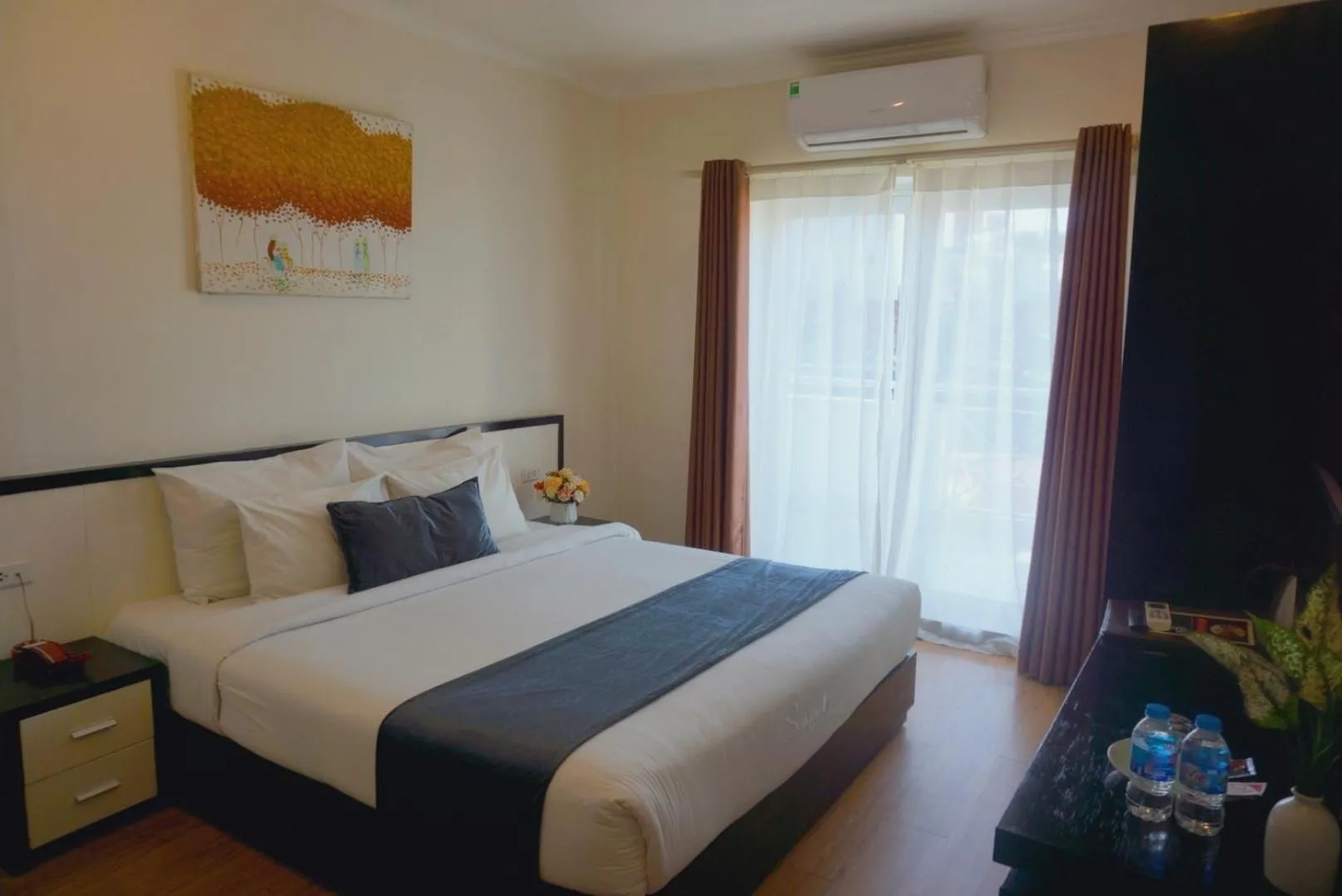 Bedroom, Bed in Rising Dragon Hotel
