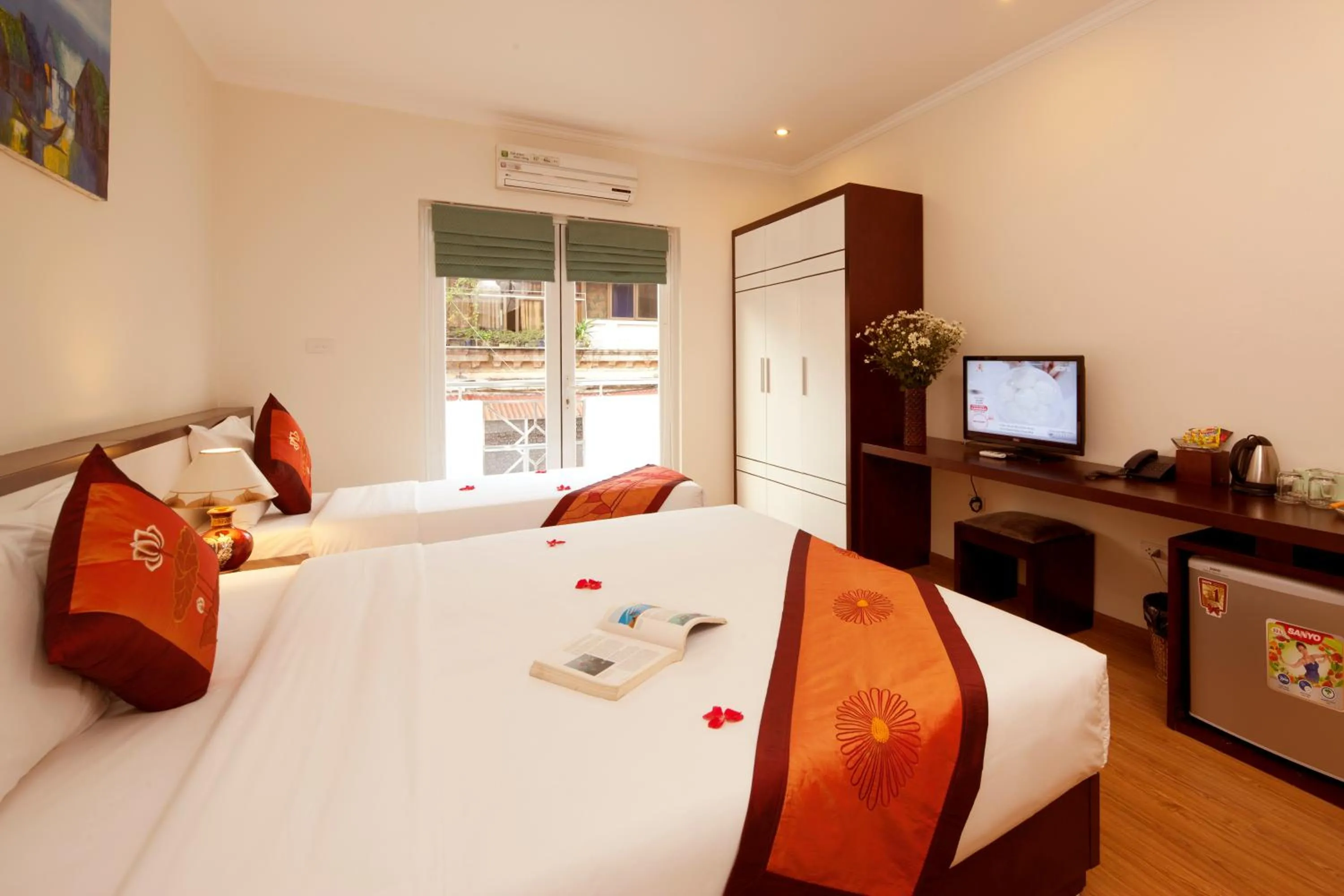 Bedroom, Bed in Rising Dragon Hotel