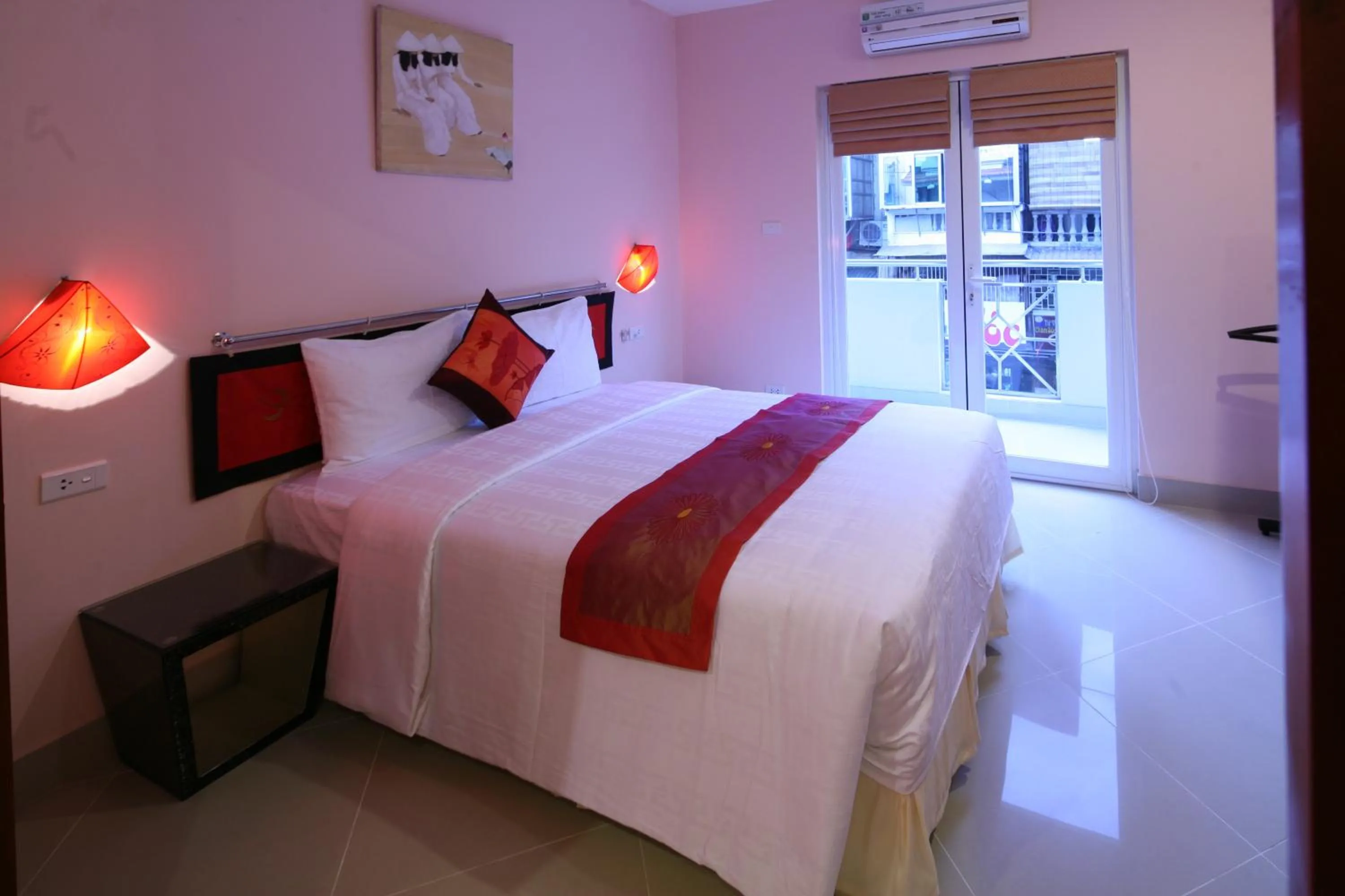 Bedroom, Bed in Rising Dragon Hotel