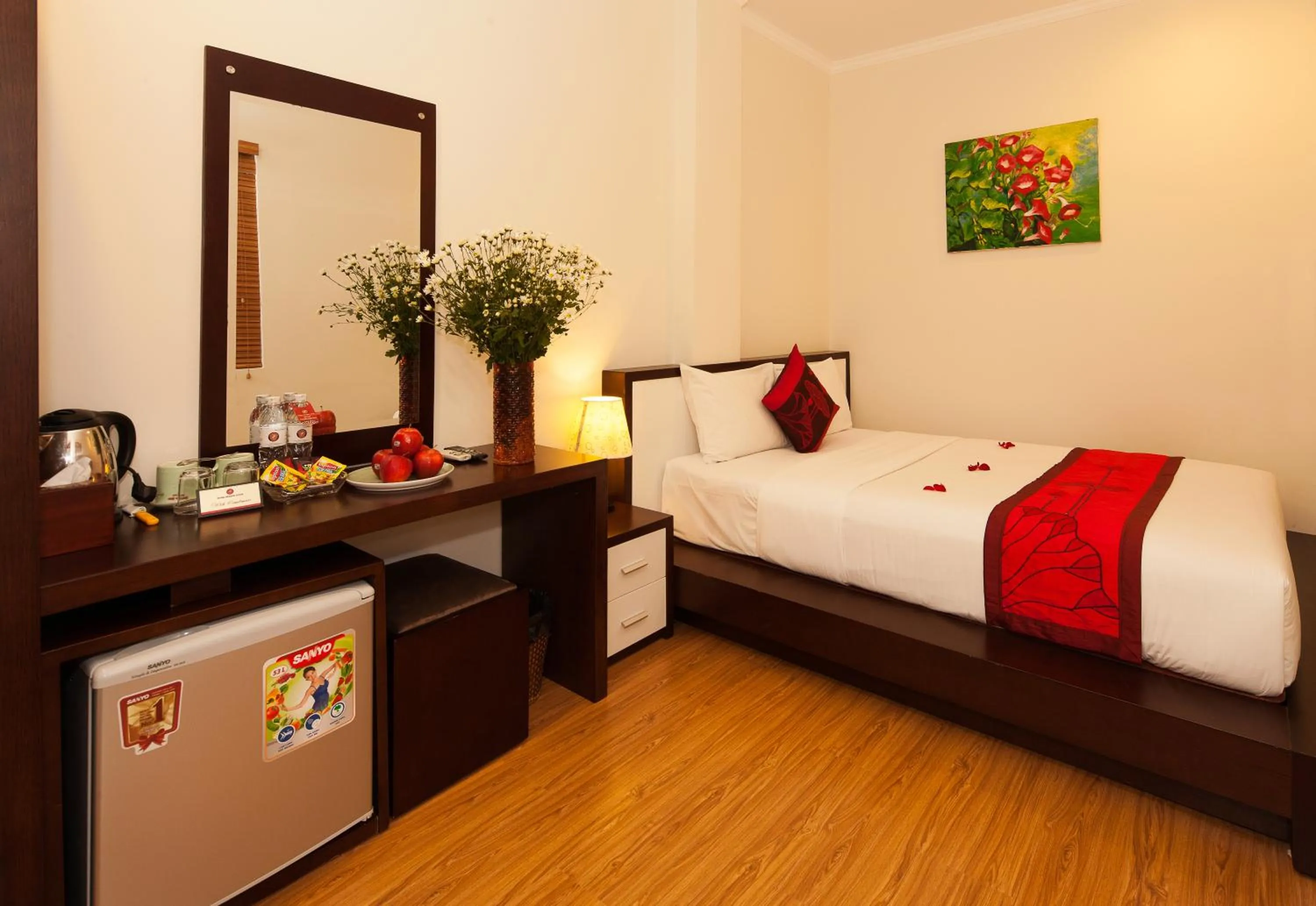 Bedroom, Bed in Rising Dragon Hotel