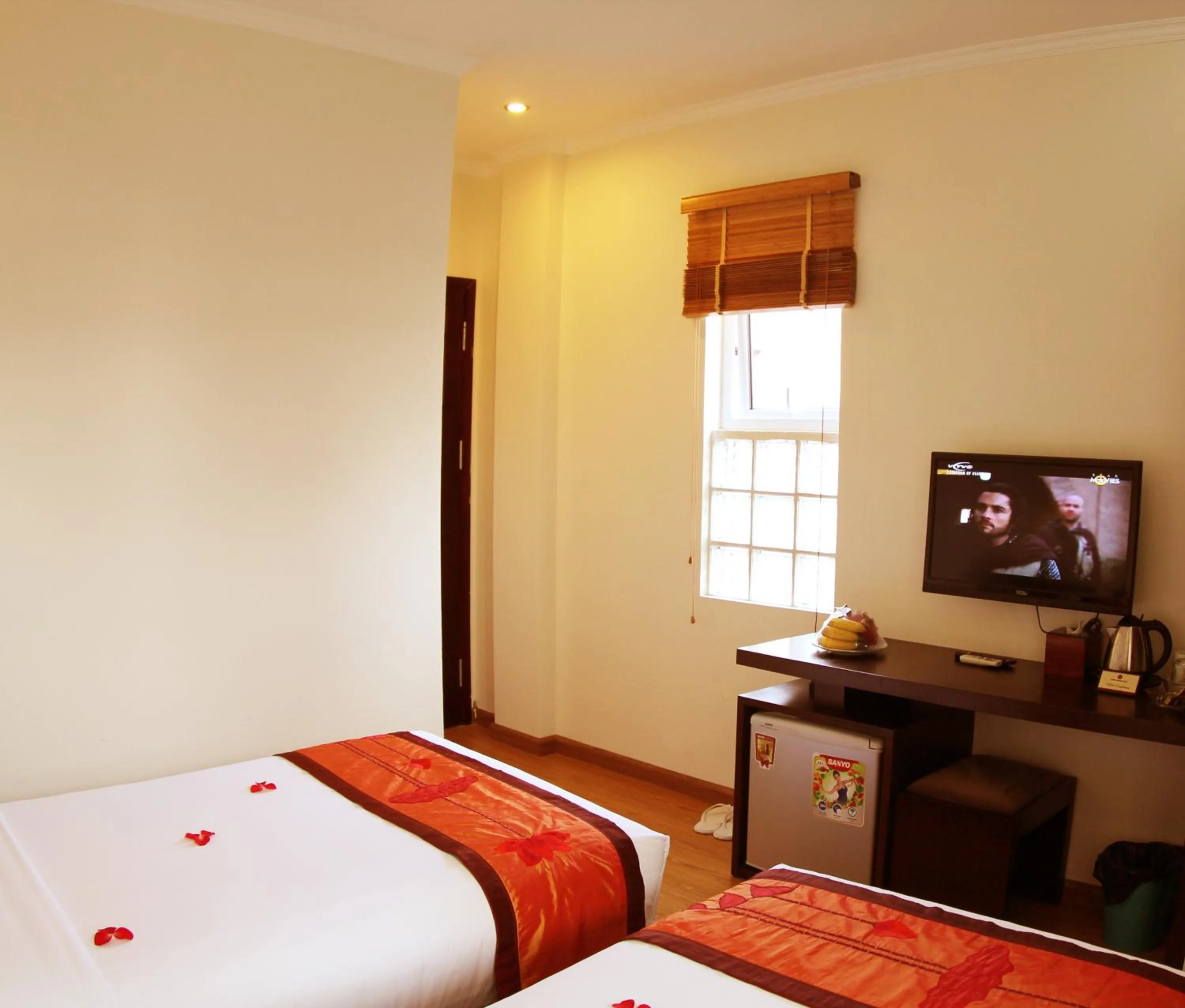 Bedroom, Bed in Rising Dragon Hotel